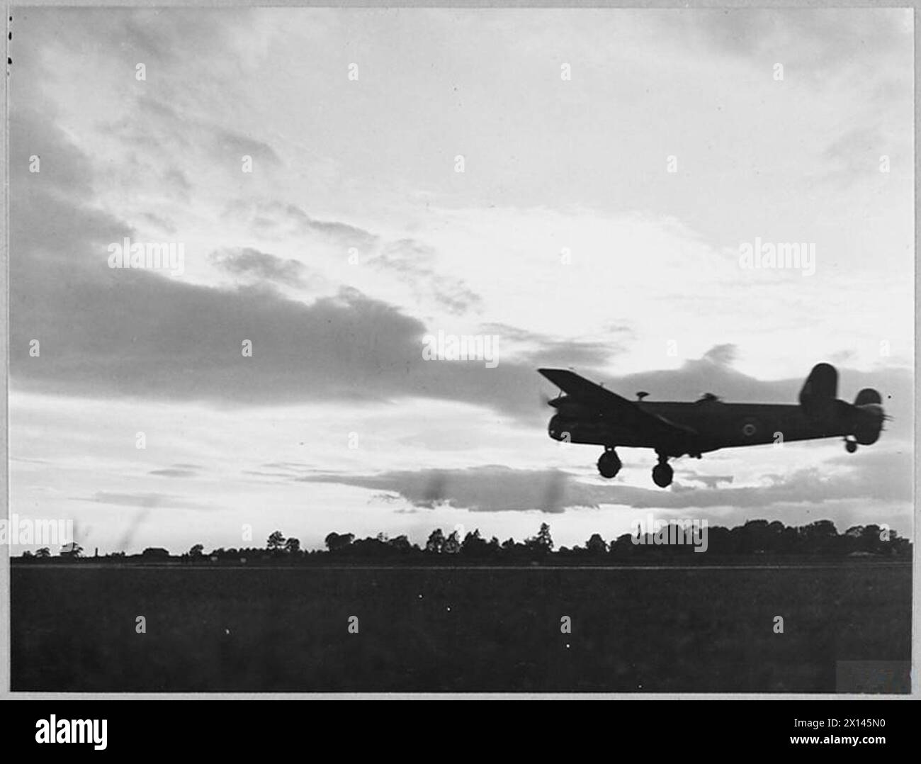 Un bombardier Halifax part pour une mission ciblant l'usine Schneider au Creusot, impliquant des équipages de la Royal Air Force en 1943. Banque D'Images