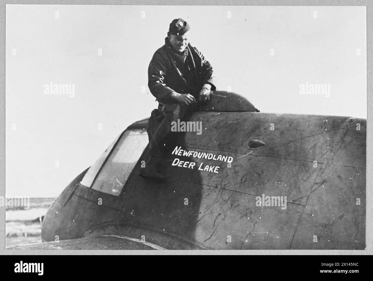 R.A.F. BEAUFIGHTERS NOMMÉ D'APRÈS LES PROVINCES ET LES VILLES DE TERRE-NEUVE [ESCADRON DE TERRE-NEUVE] - l'un des membres de l'équipe au sol travaillant sur le Beaufighter 'DEER LAKE' - l'aviateur George Petrie, mécanicien automobile de la Royal Air Force de Bell Island Banque D'Images