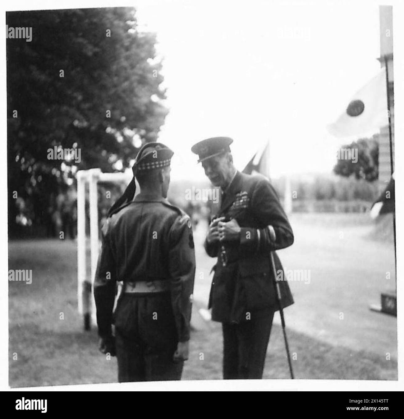 LORD TRENCHARD INSPECTE LES HOMMES DES ROYAL SCOTS FUSILIERS - Lord Trenchard discute avec le CSM J.Rice de Stranraer, Écosse British Army, 21st Army Group Banque D'Images