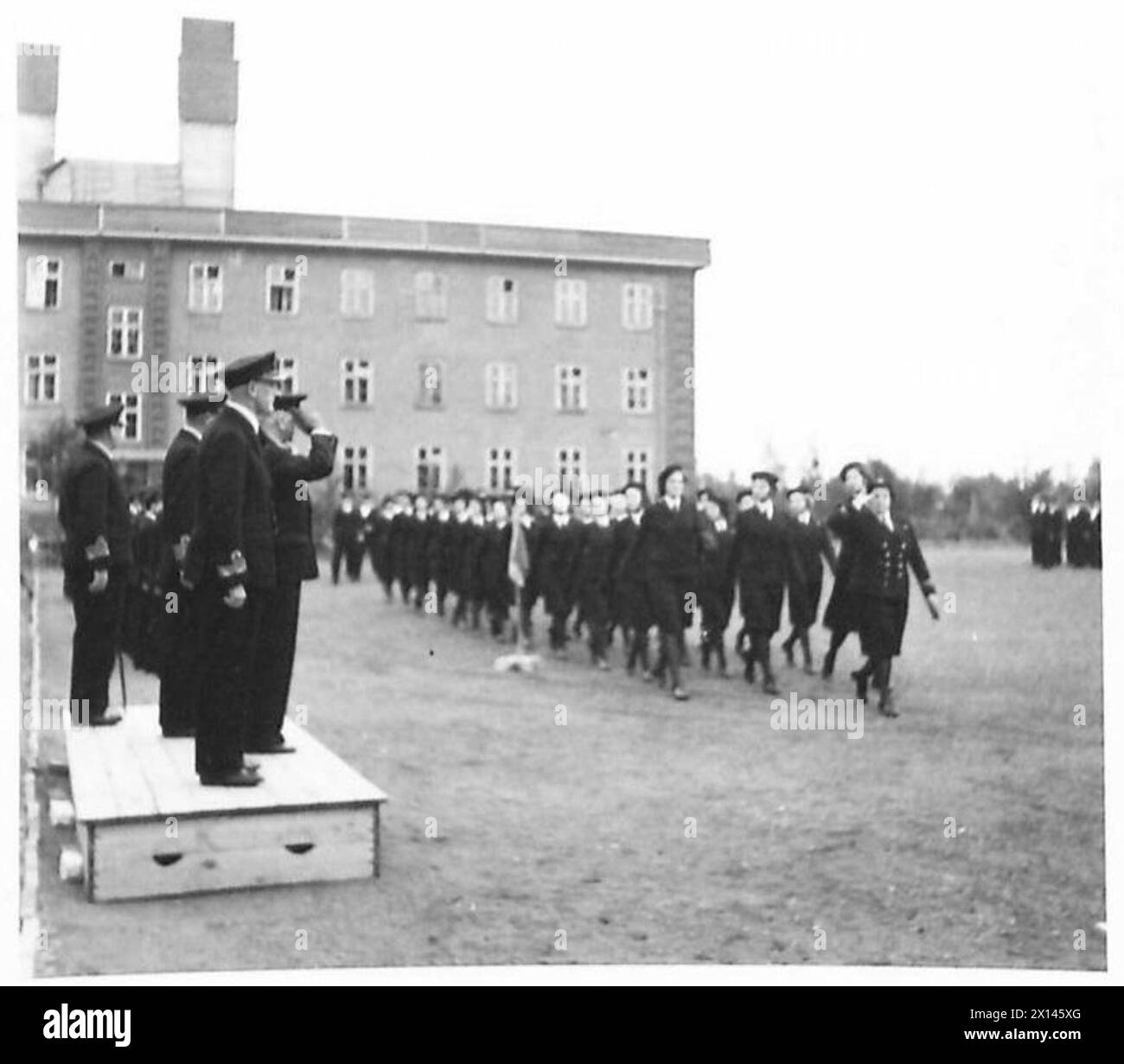Le premier Seigneur inspecte et reçoit le salut d'une compagnie d'Wrens lors d'une marche passée à la caserne navale de Jellicoe à Hambourg. Banque D'Images