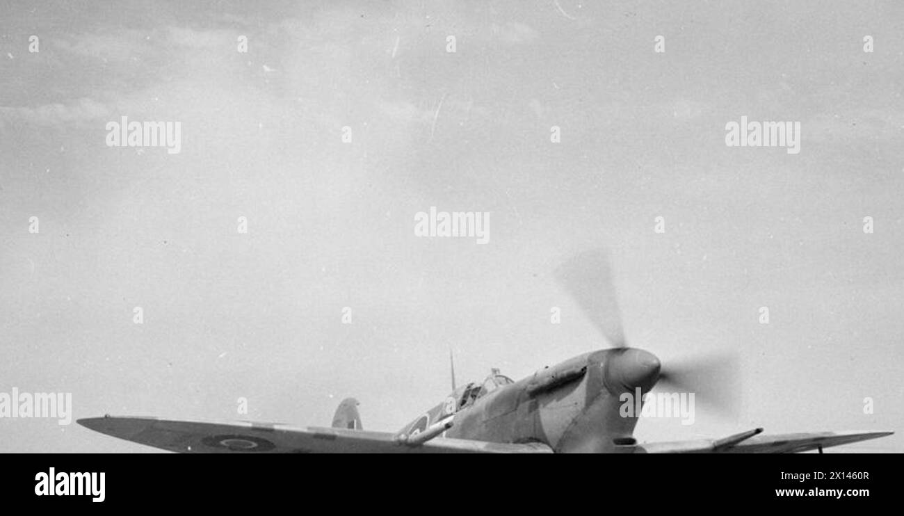 Un Supermarine Spitfire Mark VC du No. 43 Squadron RAF taxis jusqu'au point de décollage au terrain d'atterrissage Tusciano près de Salerne, en Italie, pour une sortie en 1942-1945. Banque D'Images