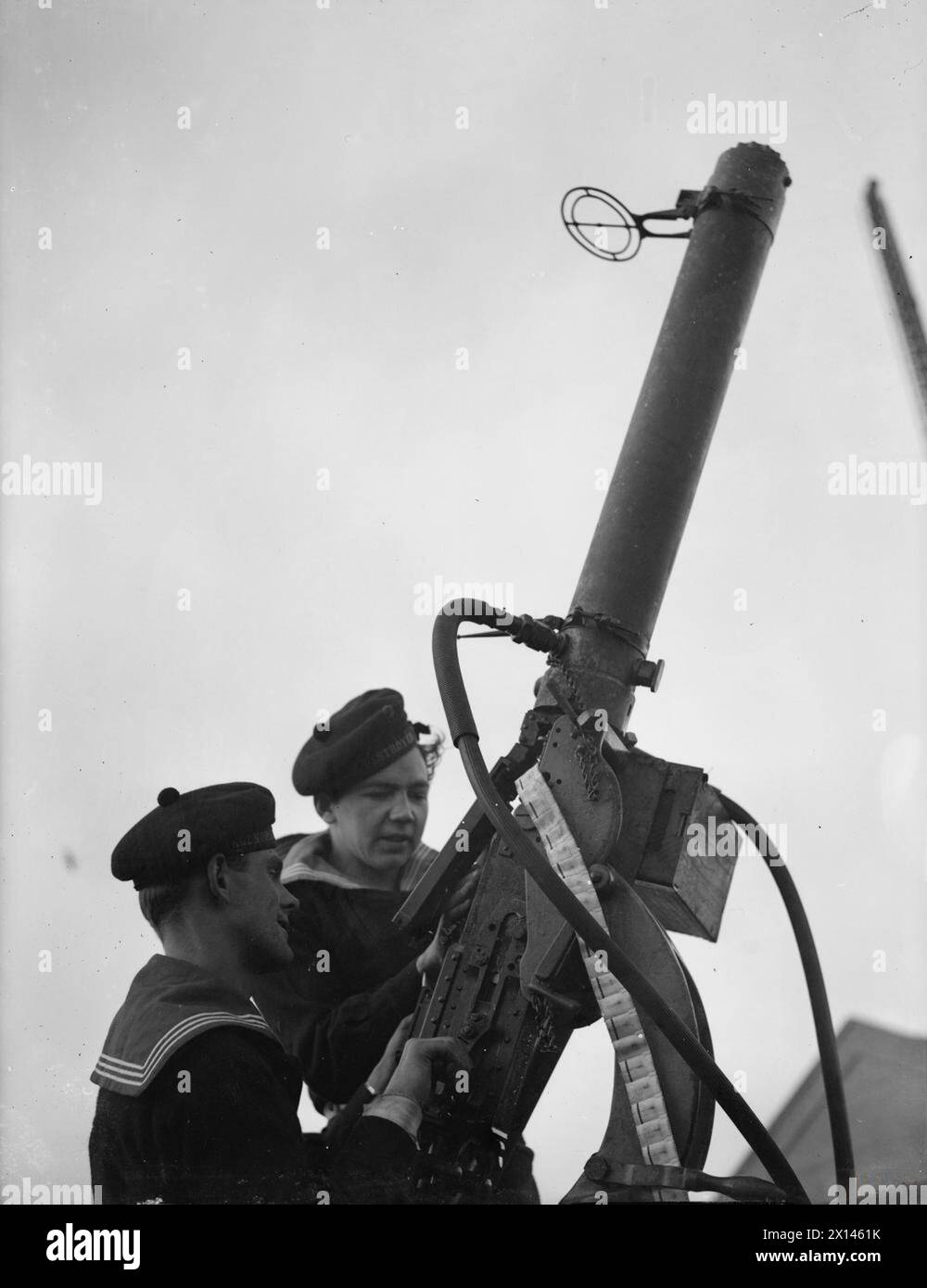 CORVETTE TENUE PAR DES NORVÉGIENS. LE 22 DÉCEMBRE 1941, À BORD DU HMS ROSE, AU QUAI DE GLADSTONE. - Chargement du canon anti-aérien Banque D'Images