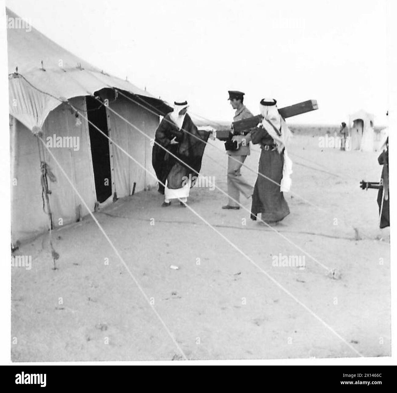 LE COMMANDANT EN CHEF REND VISITE AU ROI IBN SAOUD - L'image montre quelques-uns des cadeaux du général Paget au roi 'Abd al-'Aziz Ibn Saoud qui sont emmenés dans la tente de réception Banque D'Images