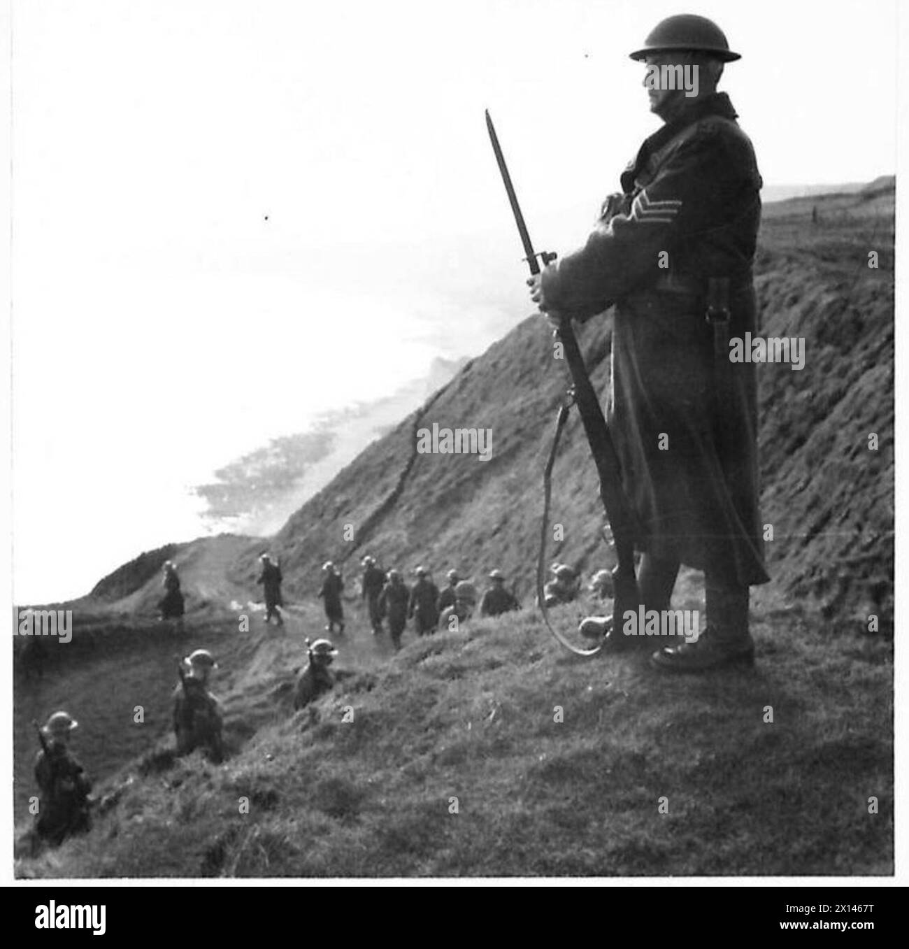 Le sergent W. Read, fonctionnaire à la retraite, participe à des exercices d'entraînement de la Home Guard avec l'armée britannique. Banque D'Images