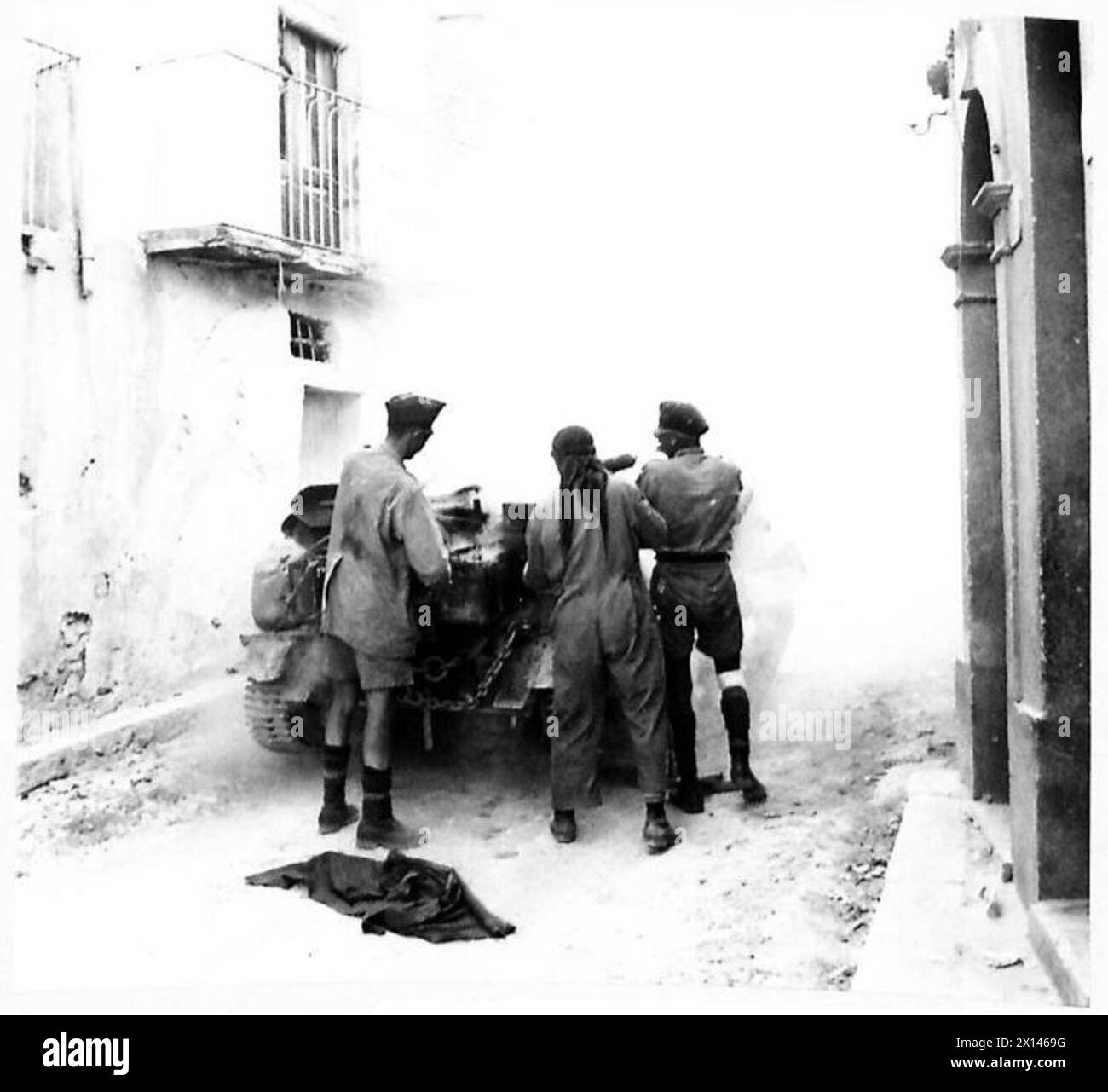 Pendant l'avance britannique sur Bronte, un porte-avions Bren prend feu dans une rue étroite mais est rapidement éteint par l'équipage. Banque D'Images