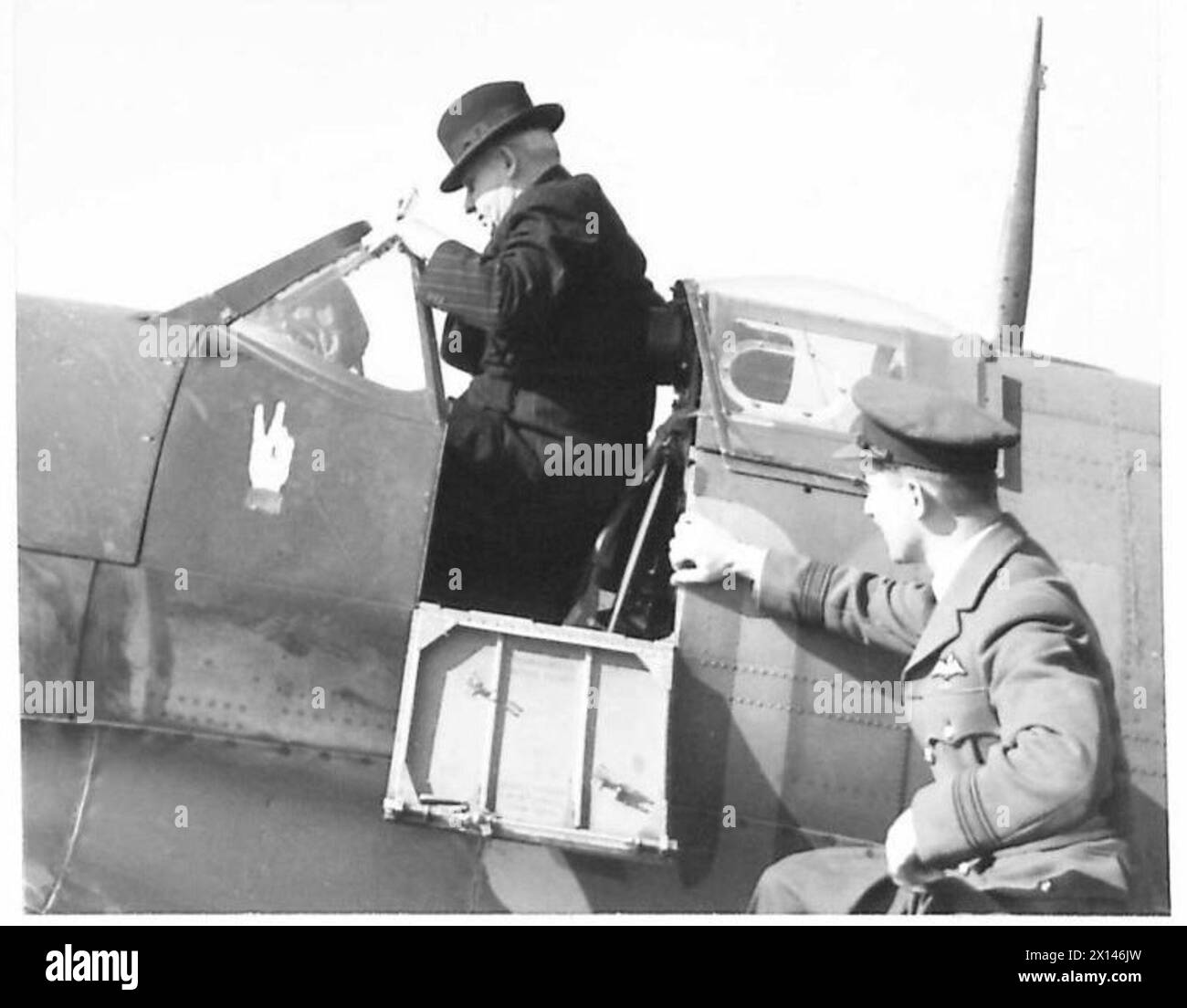 Mr. Frazer, le premier ministre de Nouvelle-Zélande, est vu dans le cockpit d'un Spitfire lors de sa tournée du Commandement Sud-est. Cette visite met en lumière la coopération entre les forces néo-zélandaises et britanniques pendant la seconde Guerre mondiale Banque D'Images