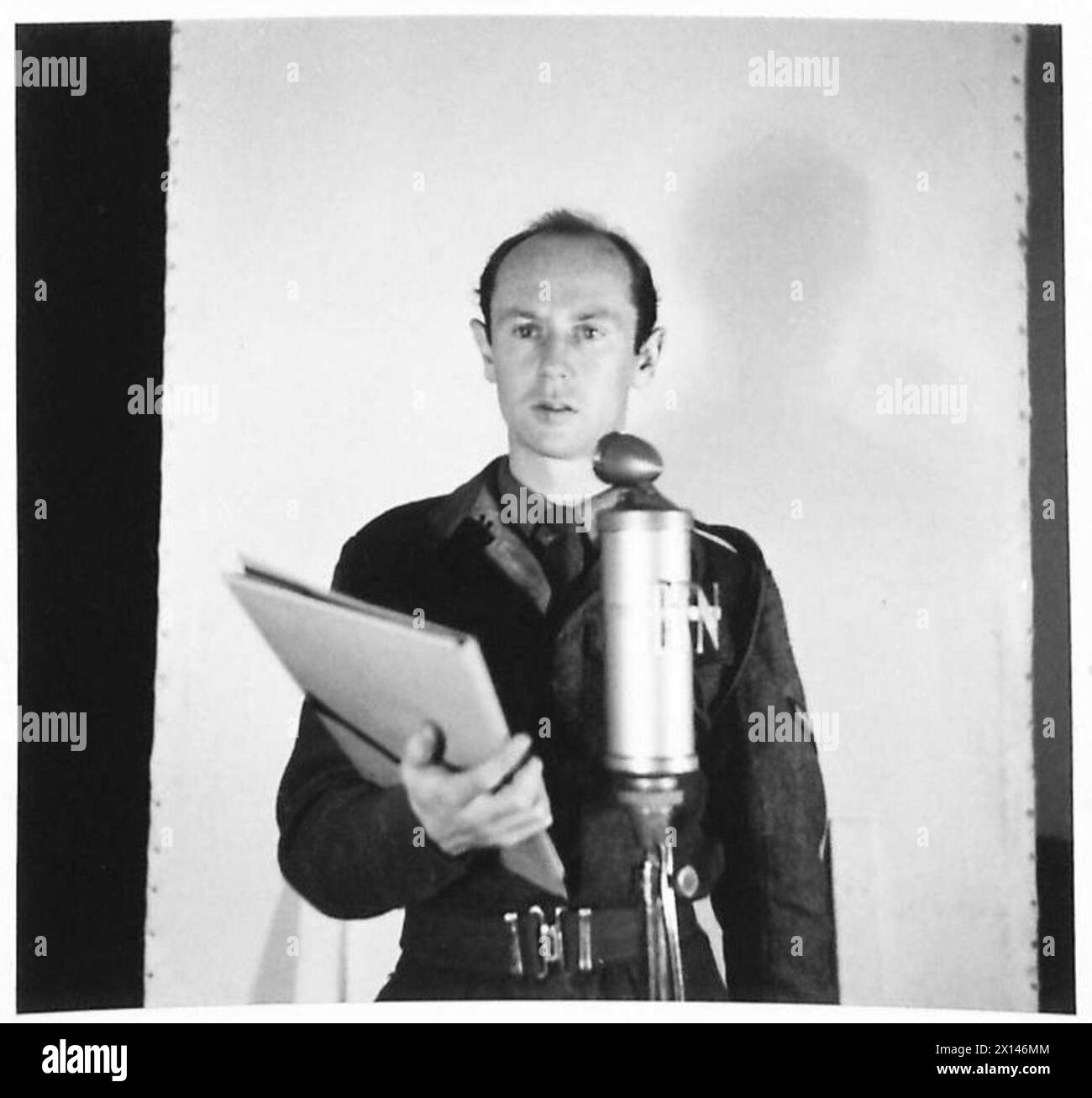Le caporal Vivian Milroy présente des émissions telles que 'Poets Corner' et 'Words and Music' sur le British Forces Broadcasting Service à Hambourg, 1945. Banque D'Images