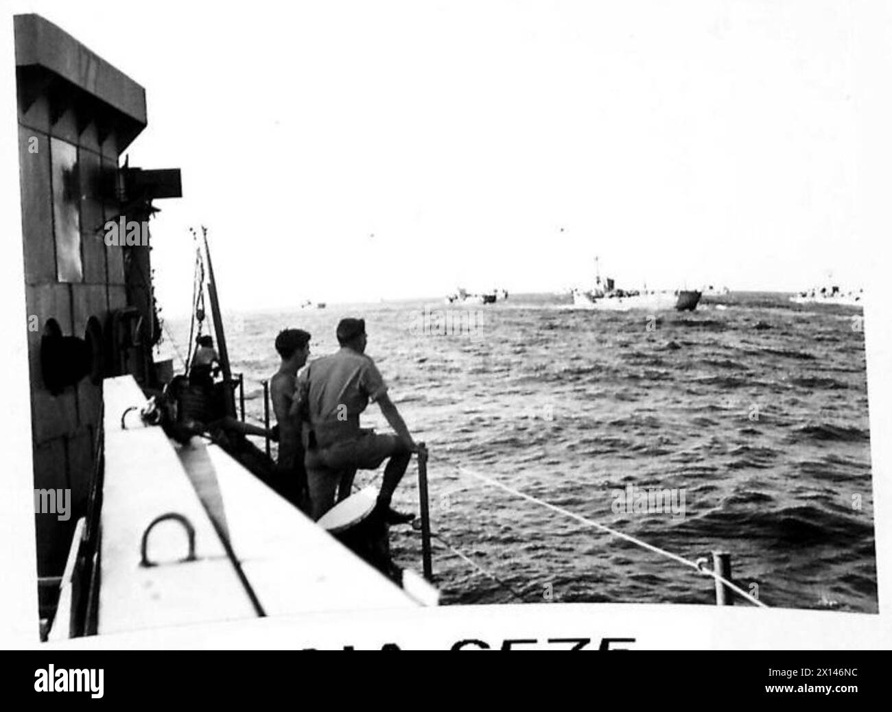 Les convois alliés transportent des troupes et de l'infanterie artisanale de débarquement vers le continent italien à la baie de Salerne pendant l'invasion de l'Italie par la 5e armée, en utilisant des embarcations plus petites de préférence aux navires de débarquement plus grands ou aux paquebots de passagers. Banque D'Images