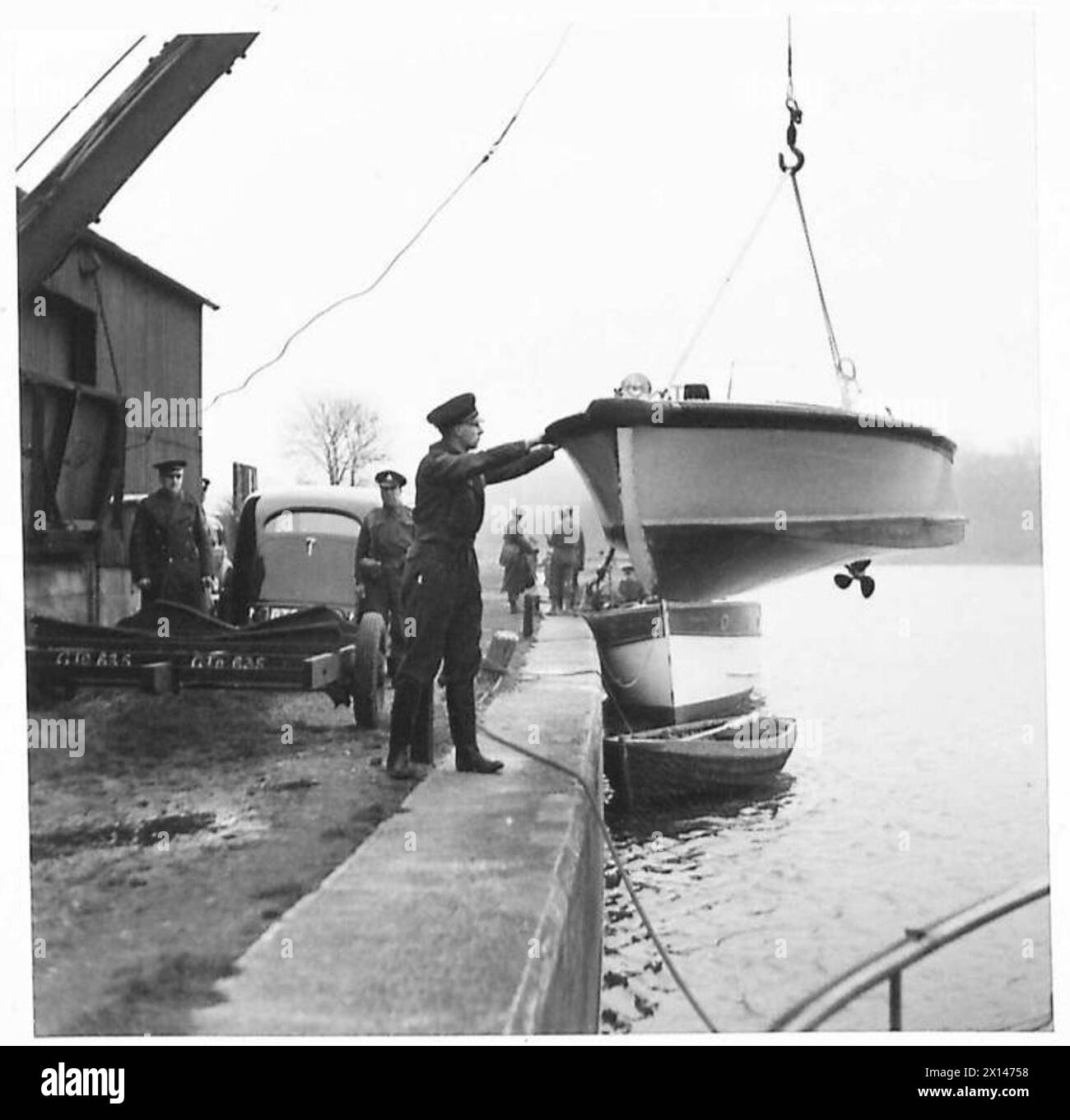 Un bateau rapide Home Guard utilisé pour la communication fluviale est soulevé de l'eau et placé sur une remorque. Banque D'Images