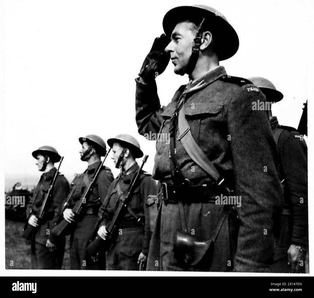 Les troupes polonaises sont à l'attention tenant des canons tommy lors d'une visite du commandant en chef, illustrant l'exercice et la discipline sous la supervision de l'armée britannique. Banque D'Images