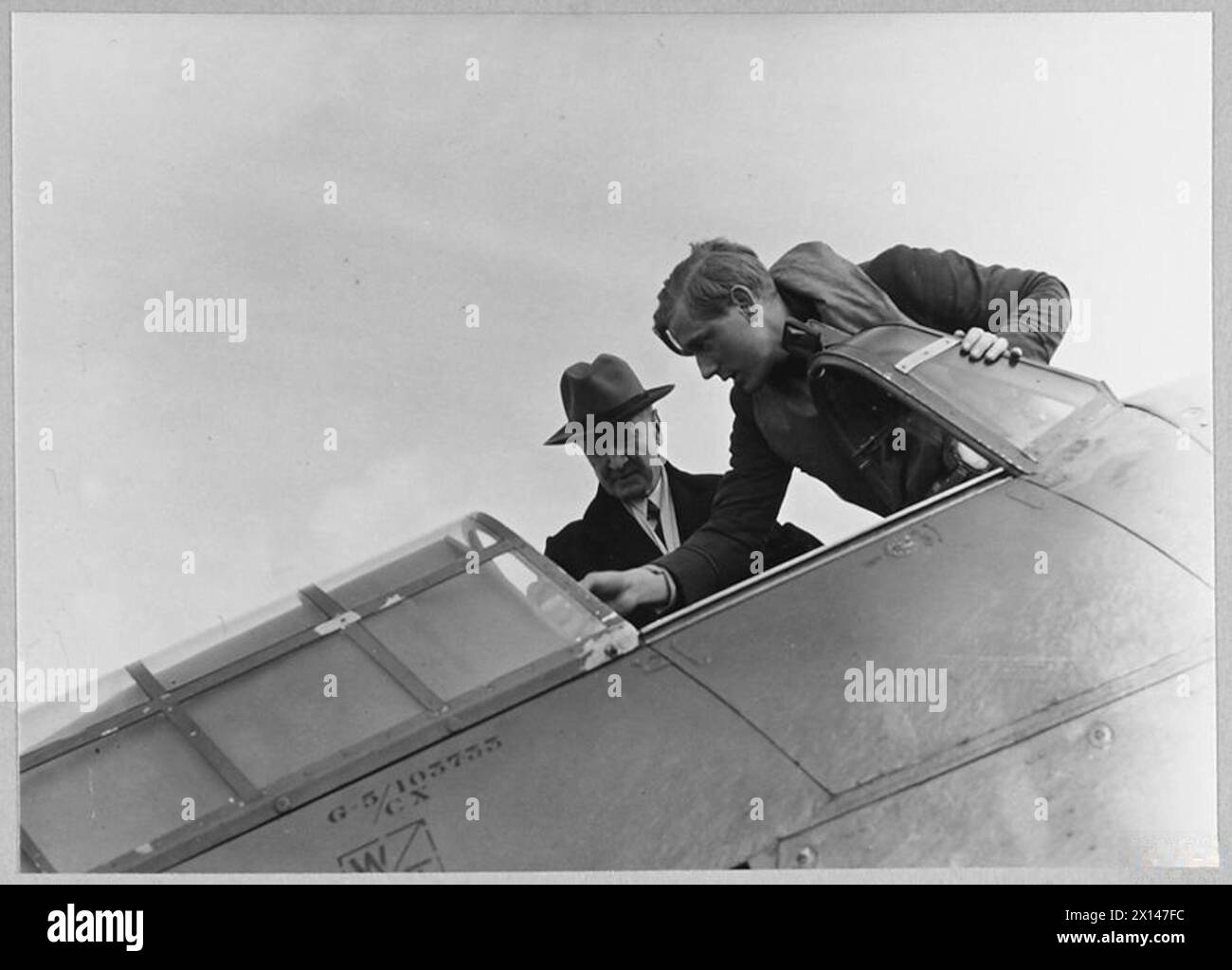 Le major-général Frank Parker inspecte le poste de pilotage d'un avion Hurricane, dans le cadre des activités de la Légion américaine avec la Royal Air Force. Banque D'Images