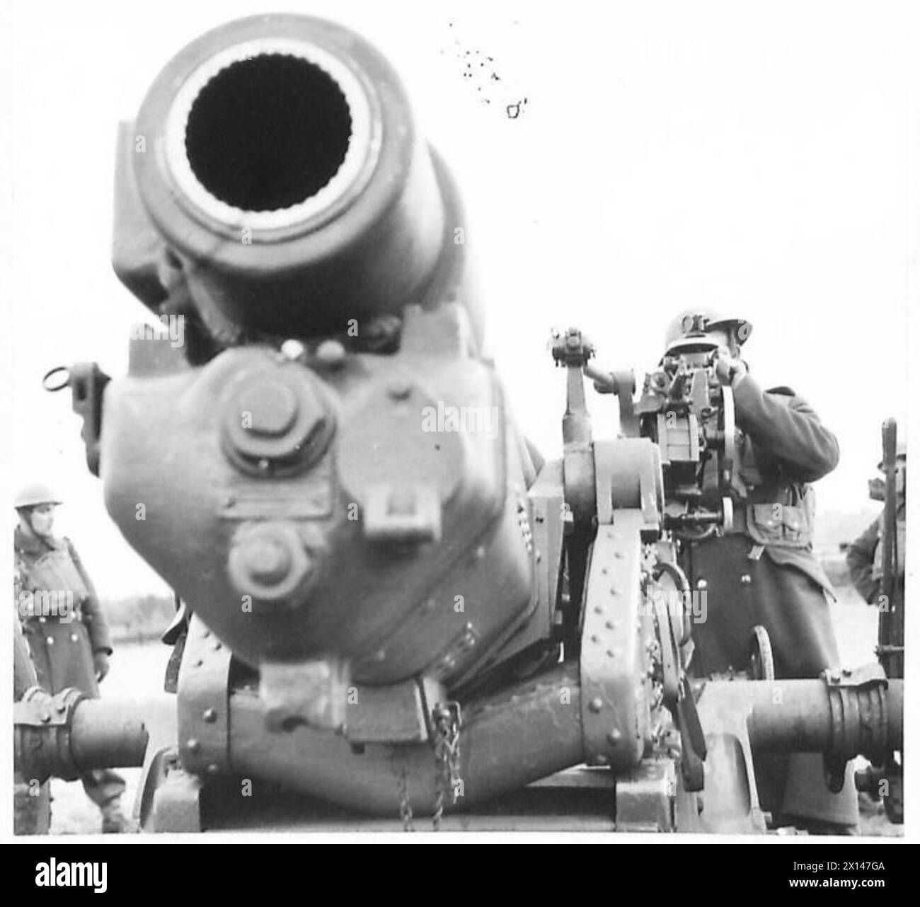 En Écosse, une couche de canon actionne un obusier de 6 pouces pendant les exercices militaires. Banque D'Images