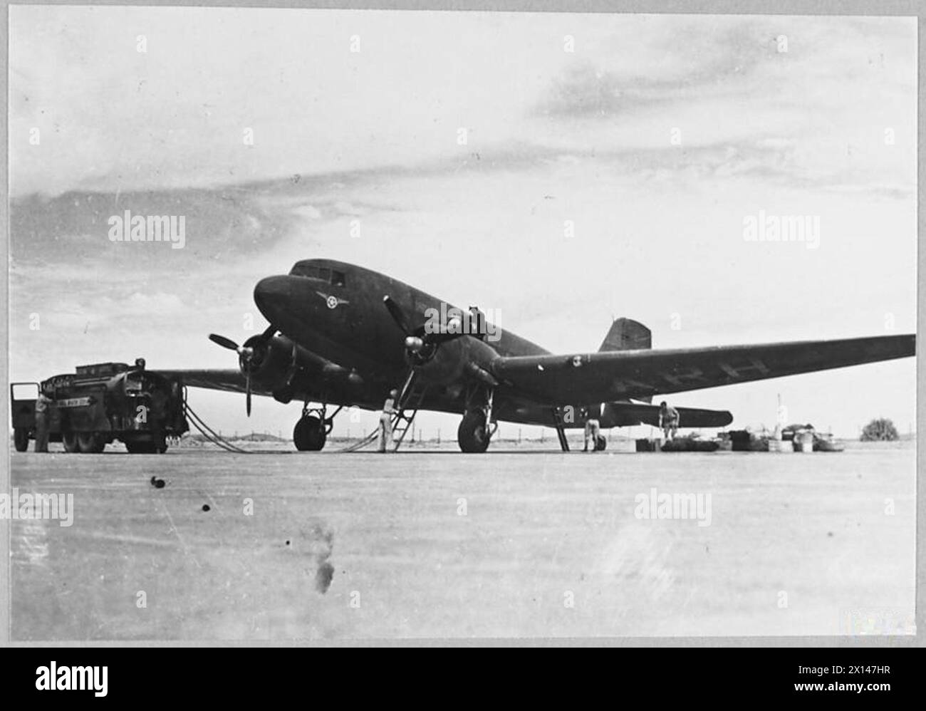 AVIATION CIVILE BRITANNIQUE EN TEMPS DE GUERRE - photo émise 1945 spectacles - un Dakota I.N.A. ravitaillé à l'aéroport de Mauripur, Karachi Royal Air Force Banque D'Images