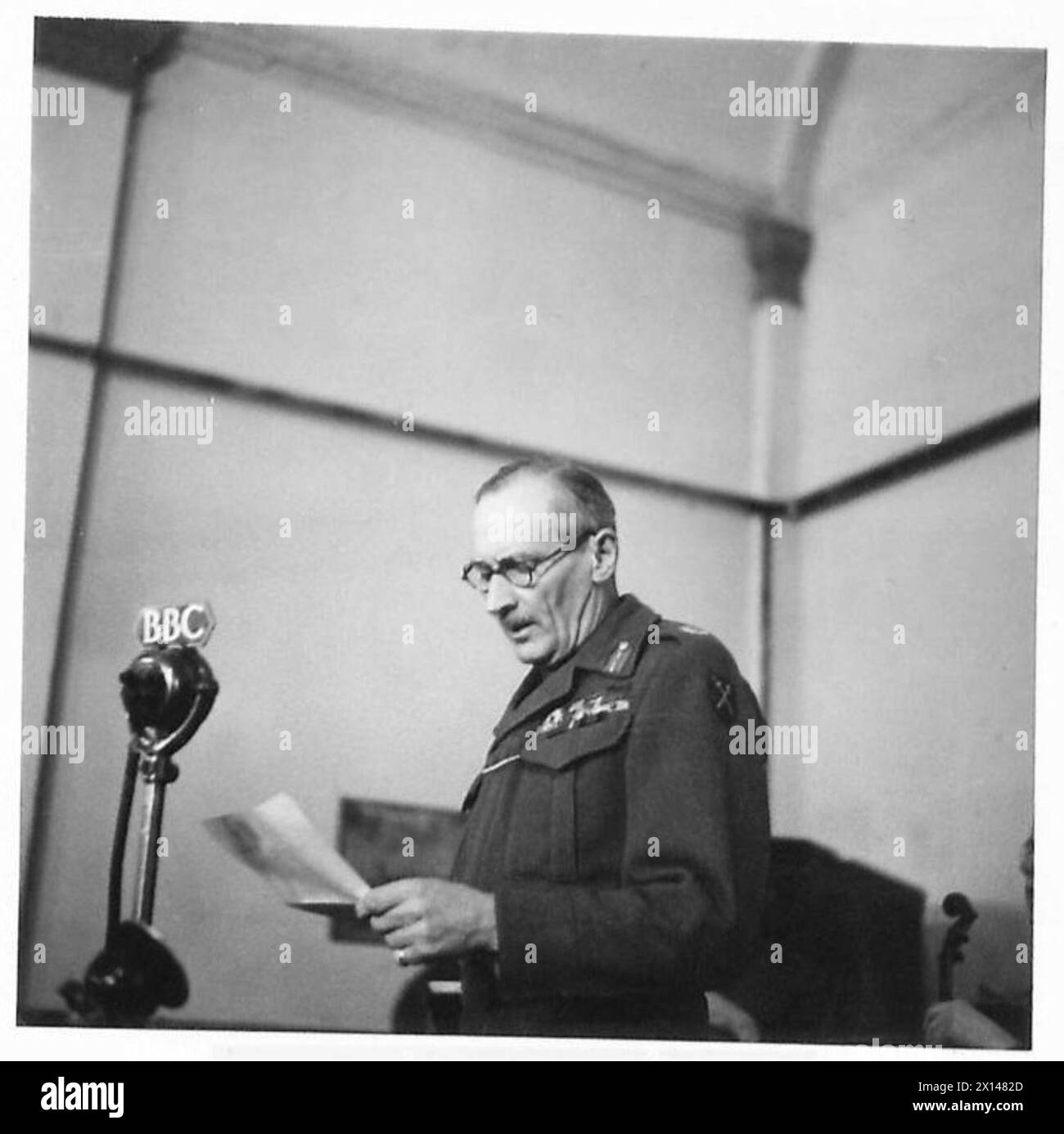 Le maréchal Montgomery livre son message de Noël aux troupes lors d'un service de chant sur le front occidental, enregistré par la BBC pour diffusion. Banque D'Images