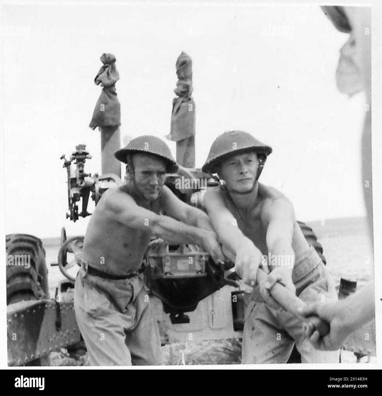 L'ARMÉE BRITANNIQUE EN AFRIQUE DU NORD, EN SICILE, EN ITALIE, DANS LES BALKANS ET EN AUTRICHE 1942-1946 - le canon à obusier 4,5 joue maintenant un rôle important dans les combats vallonnés en Sicile. La photo montre des hommes du 80th Scottish Horse Medium Artillery chargeant un canon de l'armée britannique Banque D'Images