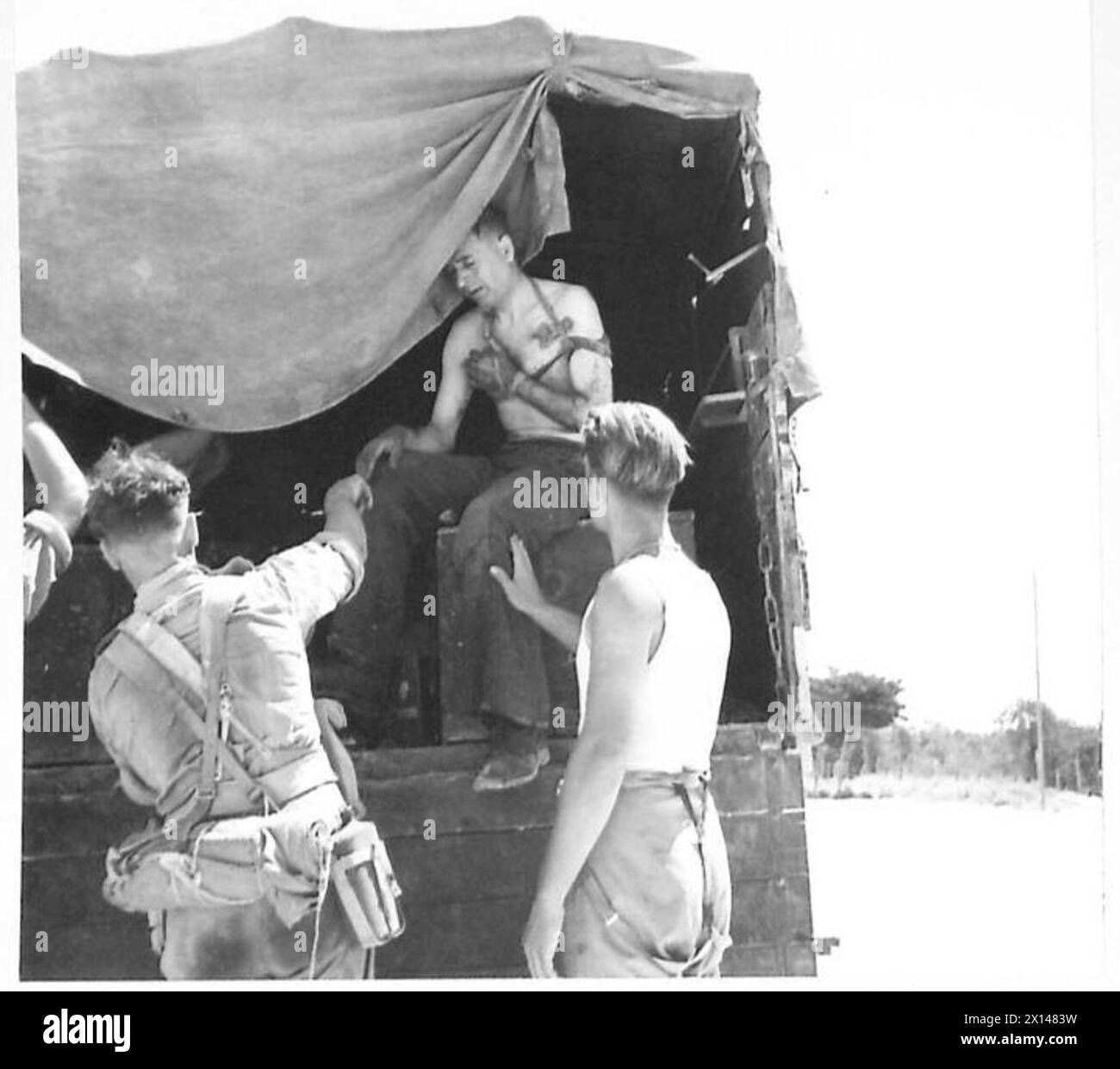 INVASION DE LA SICILE - Un civil italien blessé est mis sur un camion et envoyé à une station d'habillage de l'armée britannique Banque D'Images