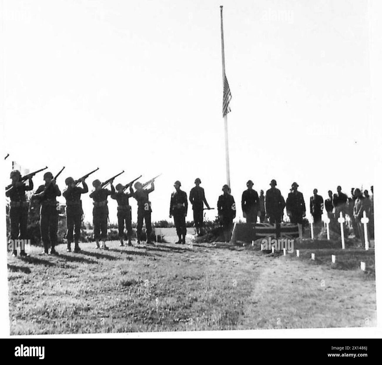 La Garde d'honneur américaine effectue un salut de trois volées lors de l'enterrement du correspondant Edouard Beaudry dans le cimetière de guerre américain près de Port Lyautey, au Maroc, à la suite de pertes causées par une attaque aérienne ratée lors de la campagne tunisienne, de novembre 1942 à mai 1943. Banque D'Images