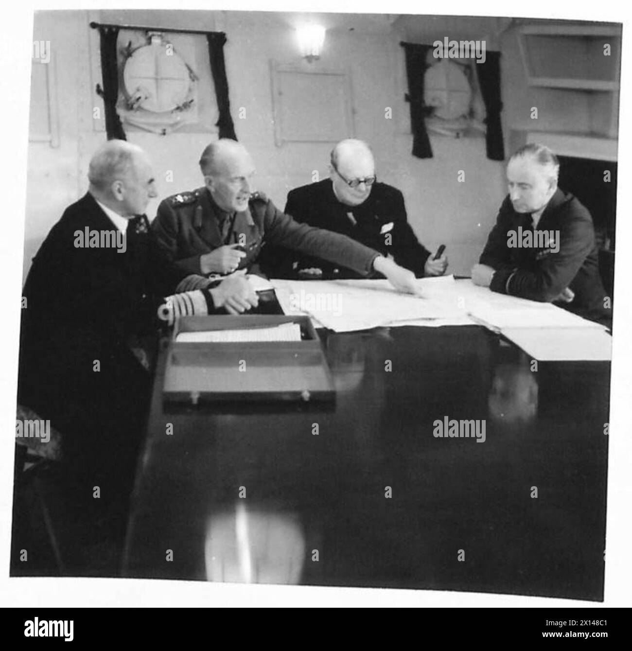 Le premier ministre et de hauts fonctionnaires militaires, dont le colonel L.C. Hollis, le général Sir John Dill, l'amiral Sir Dudley Pound, le maréchal en chef de l'air Sir Wilfred Freeman et le lieutenant-colonel E.I.C. Jacoby, traversent l'Atlantique pour rencontrer le président Roosevelt. Banque D'Images