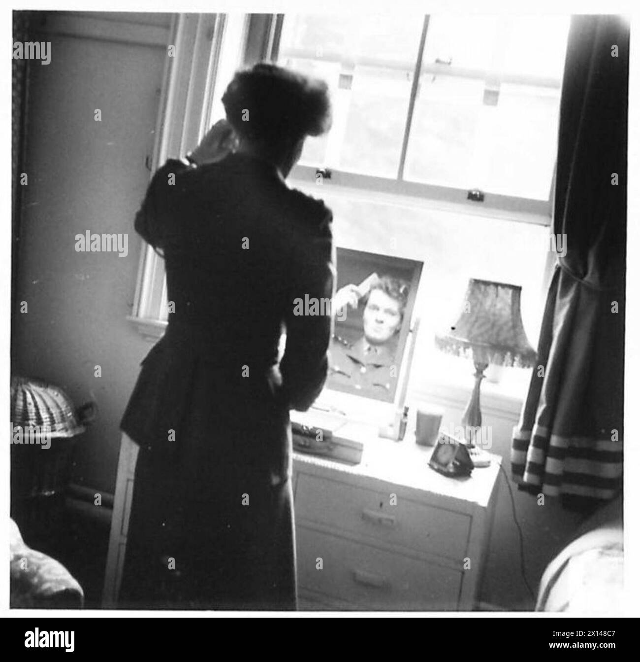 Un officier de l'ATS est photographié dans sa chambre privée au collège pendant les activités de recrutement. Banque D'Images