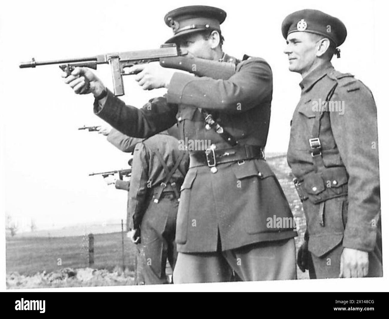 Le duc de Gloucester visite des bataillons de transport motorisé dans le Northern Command, avec le lieutenant général Sir T.R. Eastwood faisant la démonstration d'un canon Tommy. Banque D'Images