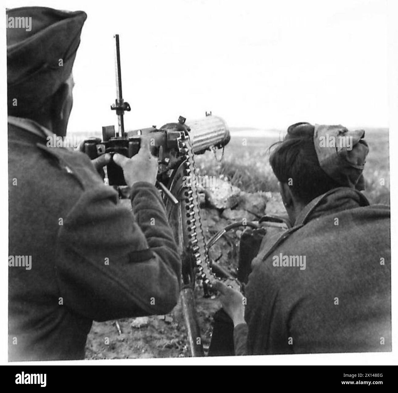 Des mitrailleuses de la 8e armée sont positionnées à flanc de montagne en Tunisie, préparées pour l'engagement lors de la campagne nord-africaine. Banque D'Images Des mitrailleuses de la 8e armée sont positionnées à flanc de montagne en Tunisie, préparées pour l'engagement lors de la campagne nord-africaine. Banque D'Images