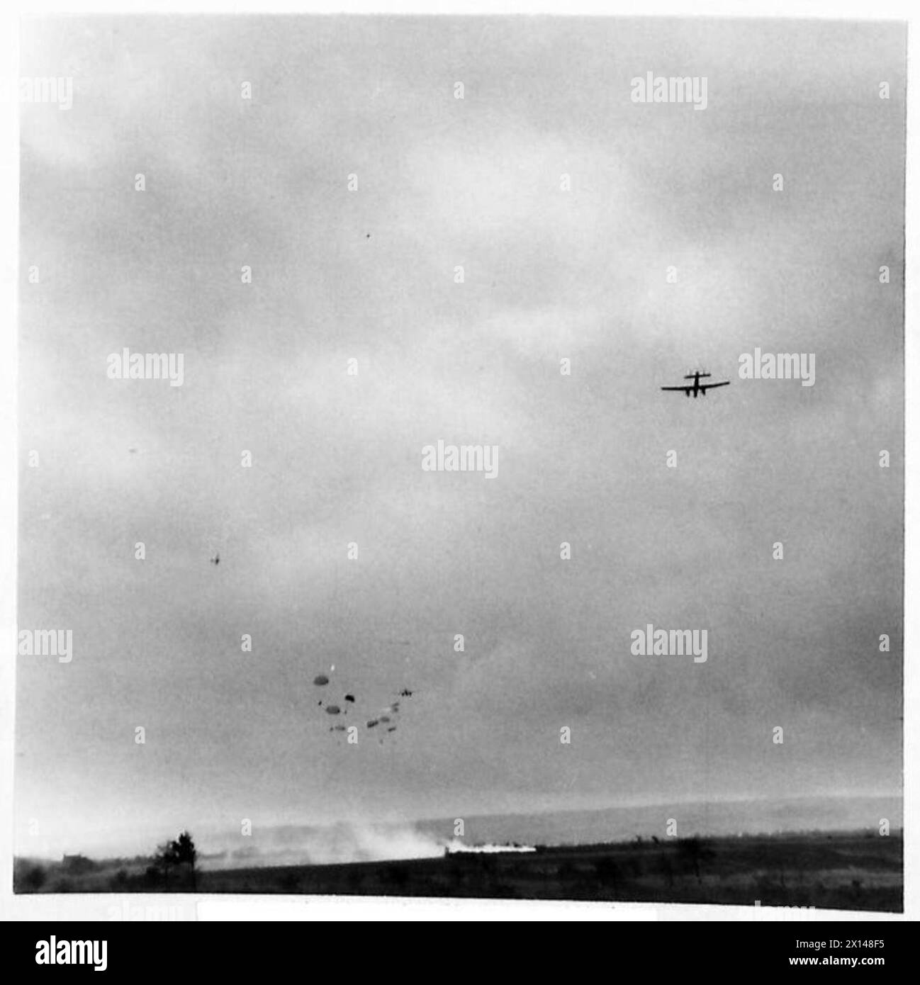 Les troupes de parachute sont larguées dans le cadre d'un exercice de combat simulé impliquant deux divisions de l'armée britannique. Banque D'Images