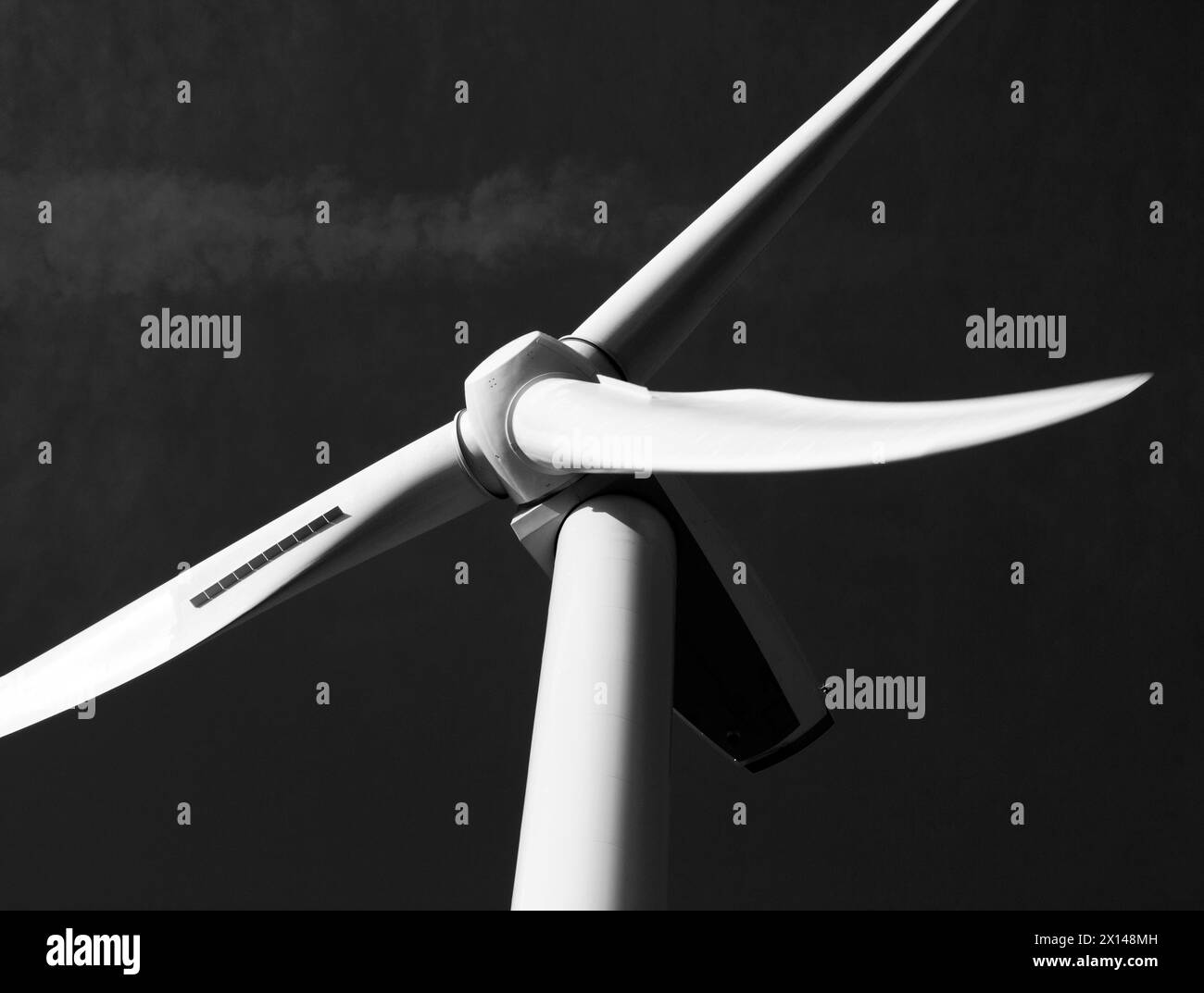 Éolienne sur fond de ciel sombre à Oakdale, Blackwood, pays de Galles, Royaume-Uni Banque D'Images