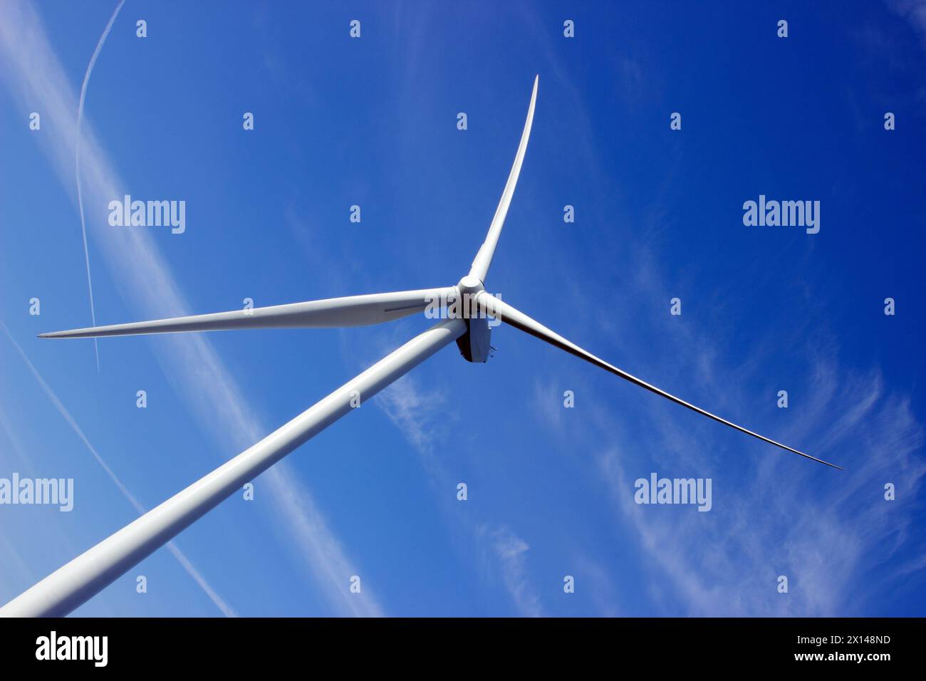 Éolienne sur fond de ciel bleu, Oakdale, Blackwood, pays de Galles, Royaume-Uni Banque D'Images