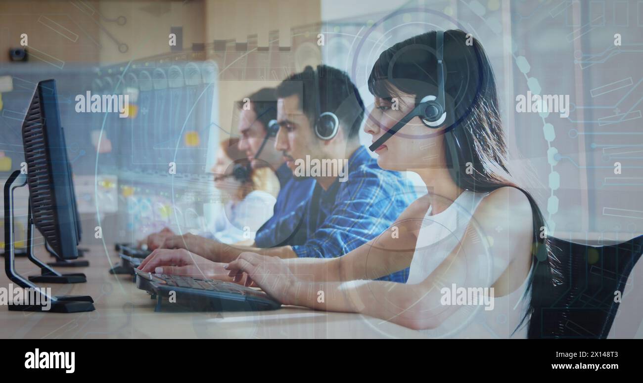 Image du traitement des données sur divers hommes d'affaires utilisant des écouteurs téléphoniques au bureau Banque D'Images