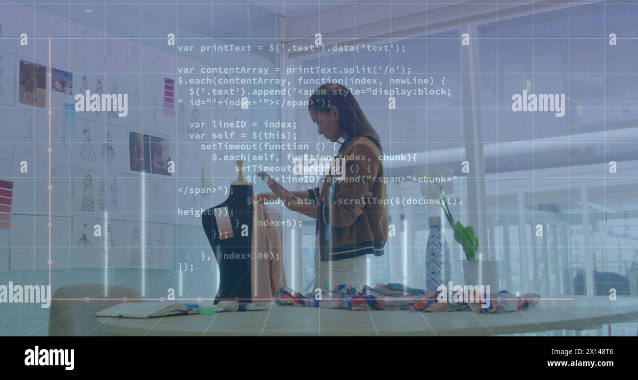 Image du langage informatique et graphique sur le concepteur féminin biracial vérifiant la conception de la robe Banque D'Images