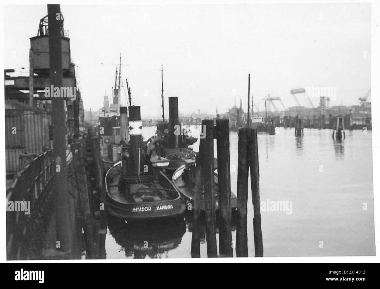 Les troupes de l'armée britannique occupent Hambourg, avec des vues sur les quais de la ville après l'avancée pendant la seconde Guerre mondiale Banque D'Images