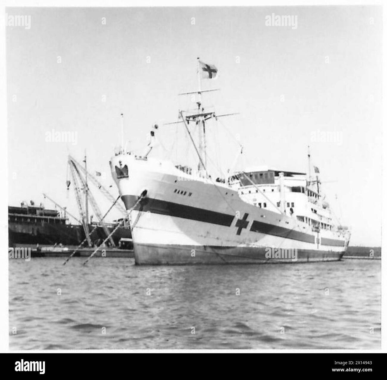 Un navire-hôpital italien capturé arrive dans un port du moyen-Orient, documenté par l'armée britannique. Banque D'Images
