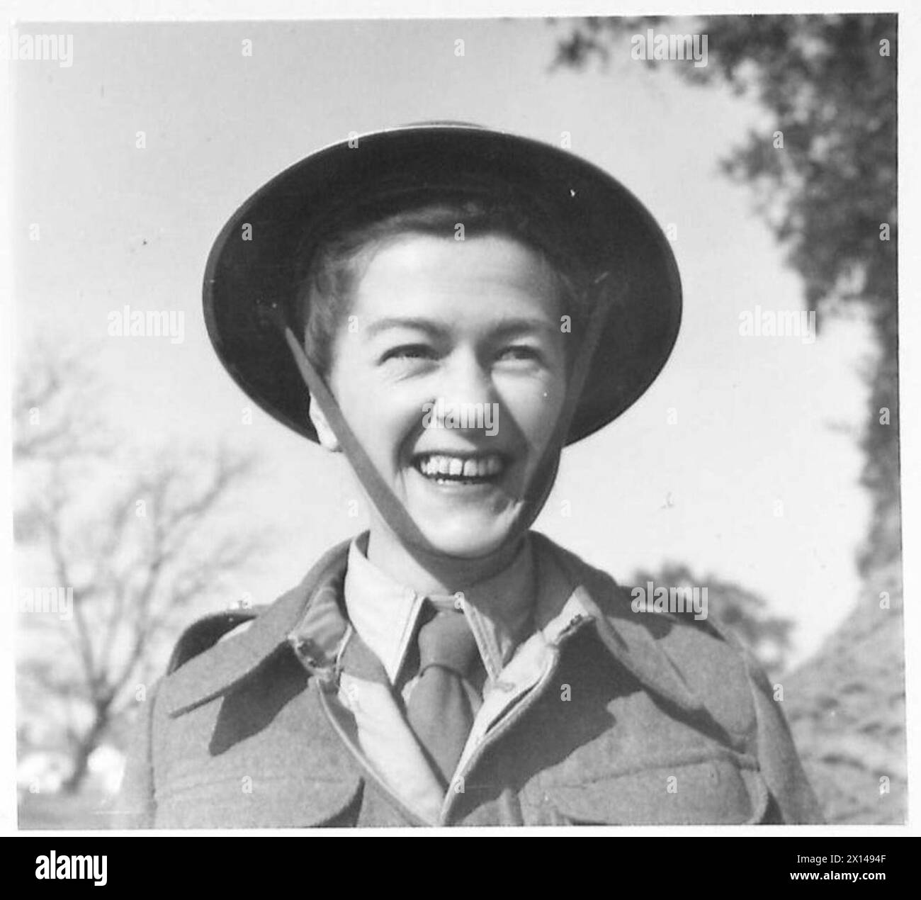 Sœur B. Tucker de l'île de Wight est infirmière sur le front d'Anzio avec la cinquième armée de l'armée britannique, fournissant des soins médicaux. Banque D'Images