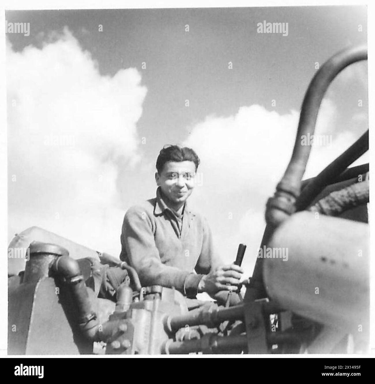 HUITIÈME PERSONNALITÉ DE L'ARMÉE - le sapeur Kurt Pollatschek de tel-a-Viv, Palestine, âgé de 23 ans, a rejoint les Royal Engineers en 1941. Il conduit maintenant un bulldozer avec 738 soldats de l'armée Coy., R.E. dans le désert a été employé sur le levage de mines et la construction de fortifications il est célibataire de l'armée britannique Banque D'Images