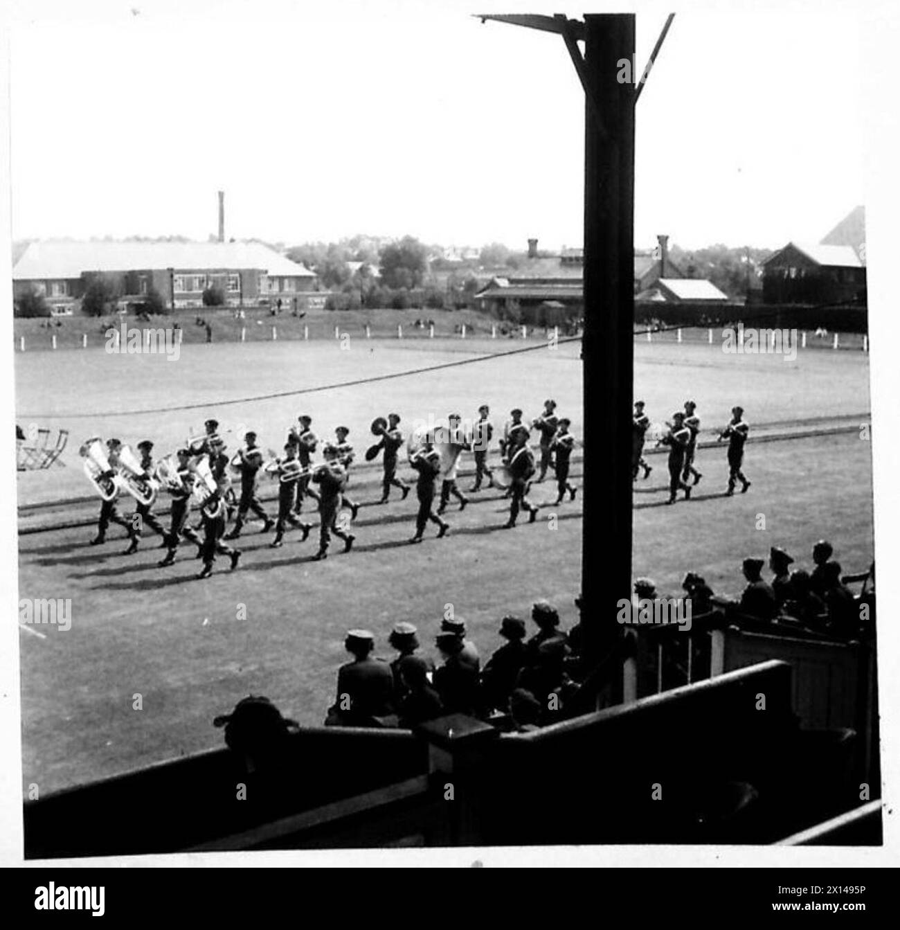 CONCERT DE GROUPE MASSÉ - L'un des groupes marche devant British Army Banque D'Images