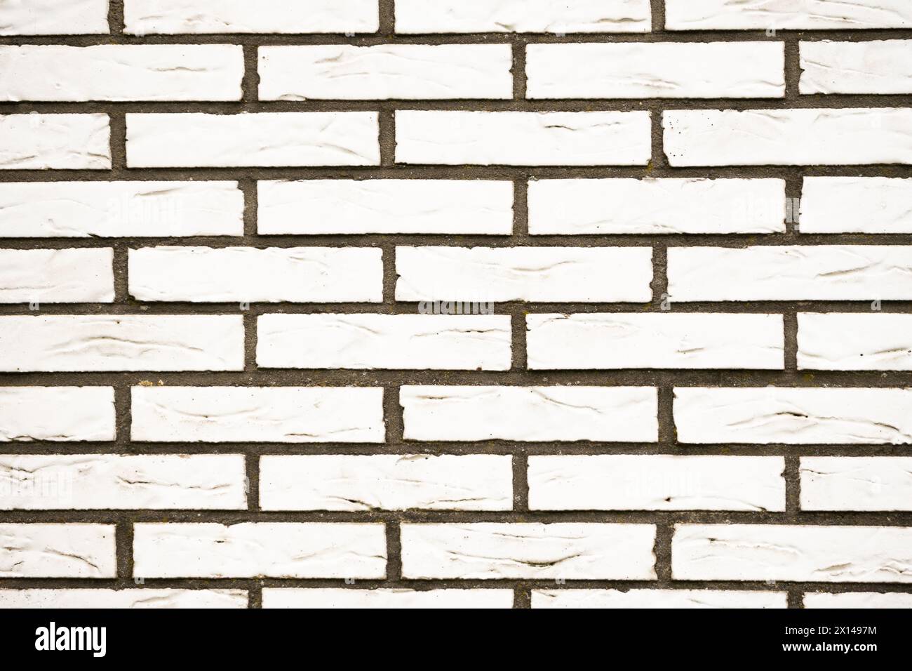 Un mur de briques blanches en plein jour et par temps nuageux. Banque D'Images