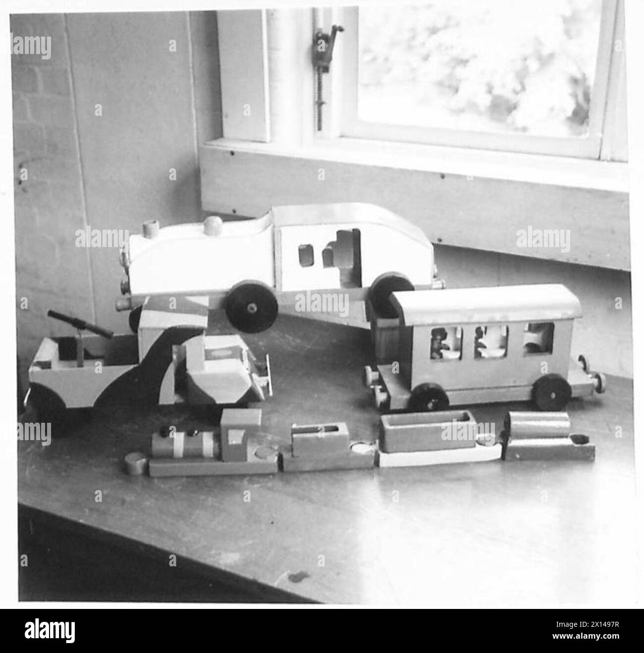 Des photographies montrent des soldats du Commandement du Sud-est créant des objets artisanaux, documentés pour l'officier d'éducation dans la région du Kent du Nord et du Surrey au New Technical College de Guildford. Banque D'Images