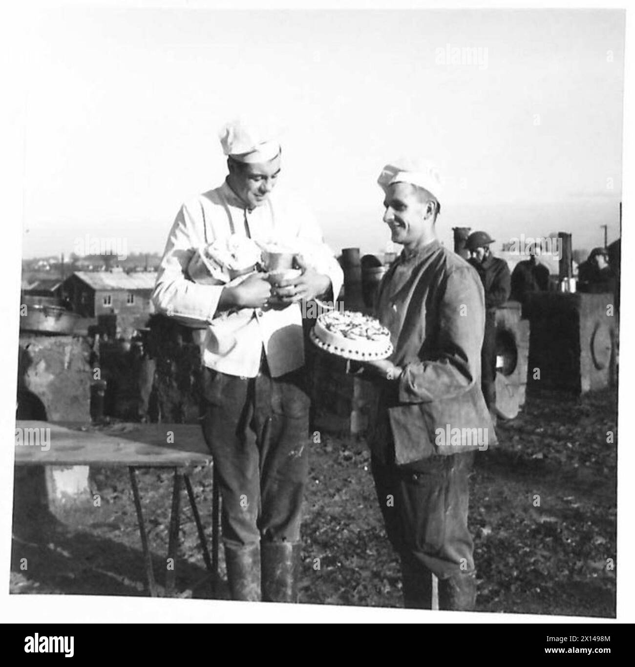 Les cuisiniers de l'armée préparent des puddings et des gâteaux de Noël, montrant la préparation de la nourriture festive dans les cuisines de l'armée britannique. Banque D'Images