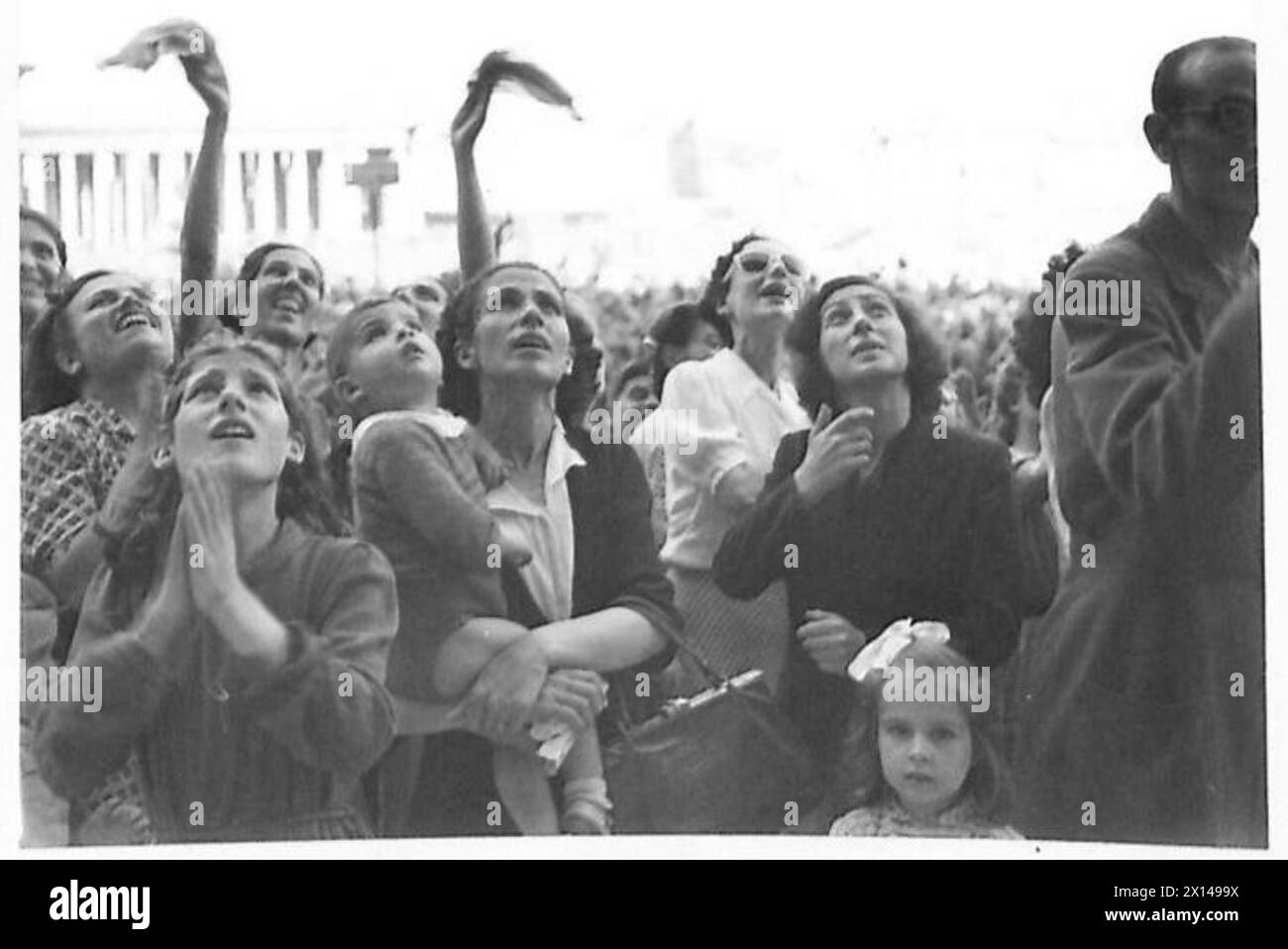 Pendant la libération de Rome, le Pape apparaît devant une foule, les bénissant. Les femmes pleurent et prient, faisant le signe de la Croix, tandis que le personnel de l'armée britannique est présent. Banque D'Images