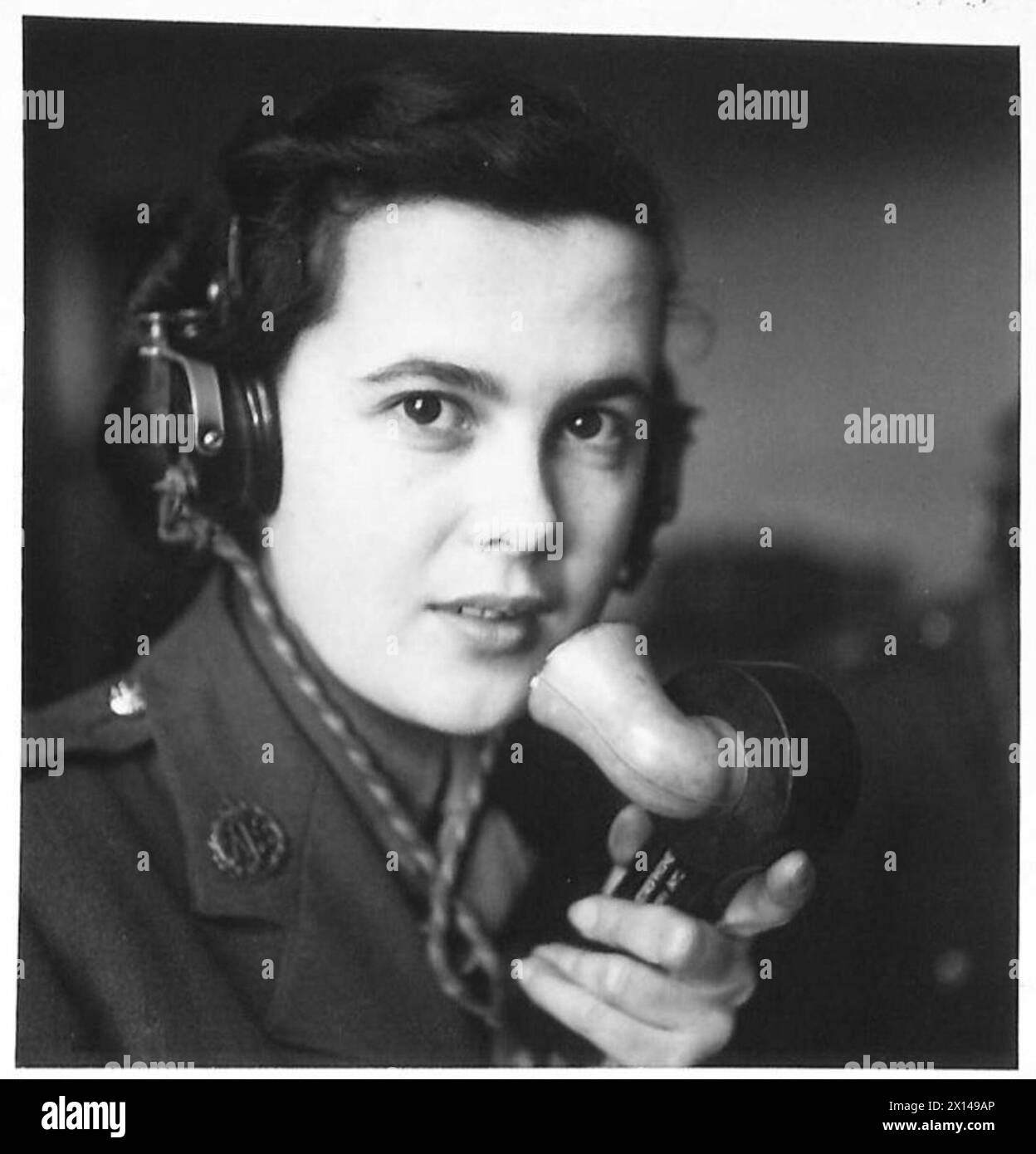 Mary C. Roberts, un officier des signaux nouvellement nommé, exploite un poste de transmission sans fil à l'ATS signal School en Écosse après trois ans de formation. Banque D'Images