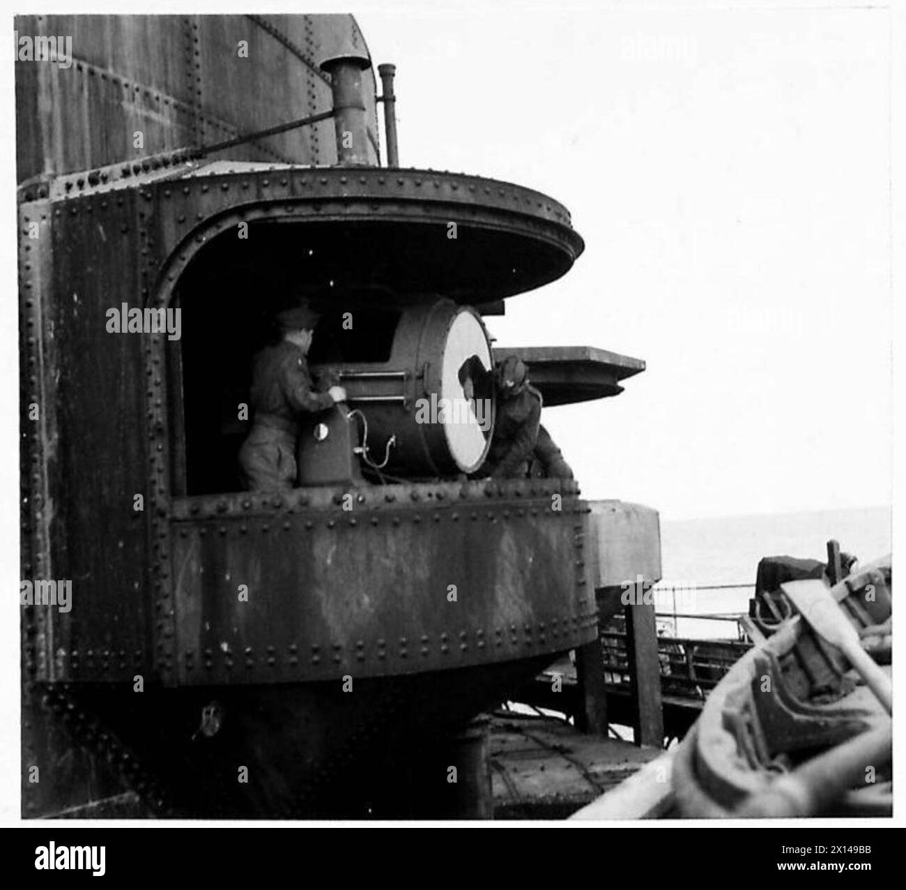 À bord d'une forteresse côtière, le sergent Major Manuel se tient près d'un projecteur utilisé pour la défense maritime. Banque D'Images À bord d'une forteresse côtière, le sergent Major Manuel se tient près d'un projecteur utilisé pour la défense maritime. Banque D'Images