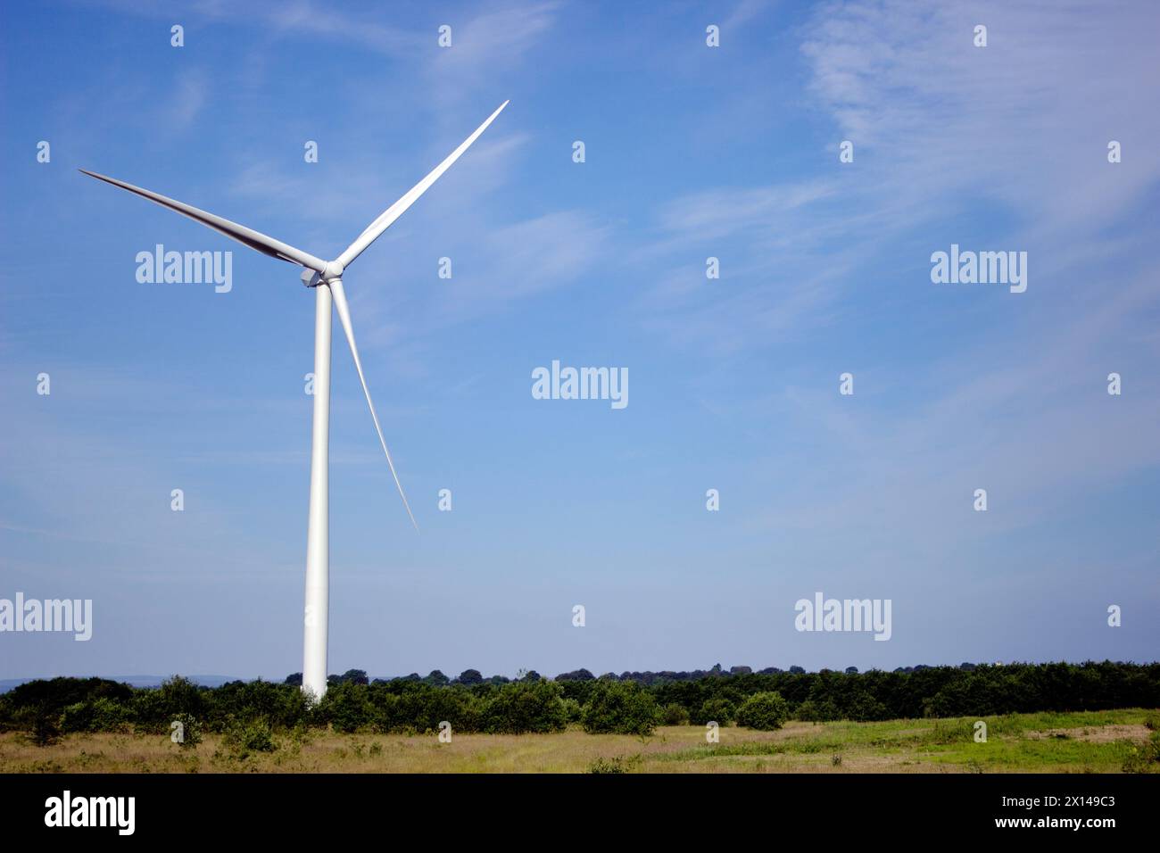 Éolienne sur fond de ciel bleu, Oakdale, Blackwood, pays de Galles, Royaume-Uni Banque D'Images
