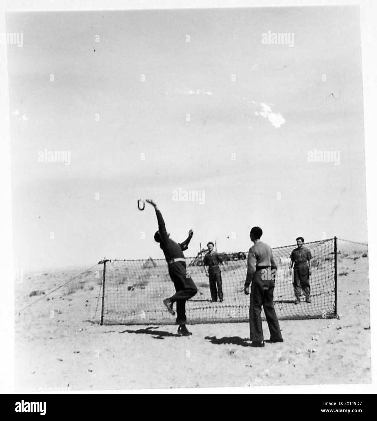 Les membres de la Palestine Pioneer Company jouent au tennis de pont pendant les loisirs dans le désert occidental. Banque D'Images