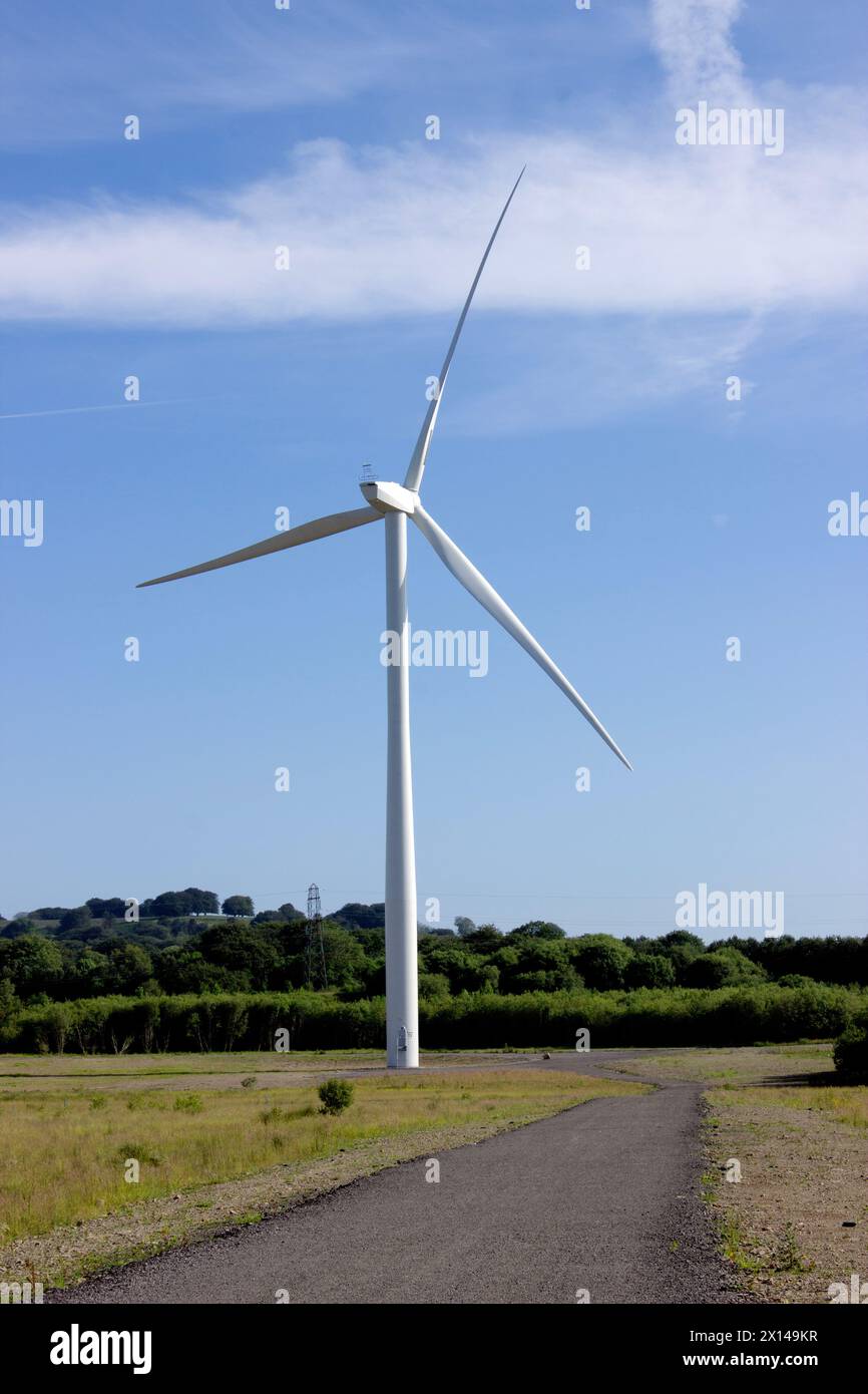 Éolienne sur fond de ciel bleu, Oakdale, Blackwood, pays de Galles, Royaume-Uni Banque D'Images