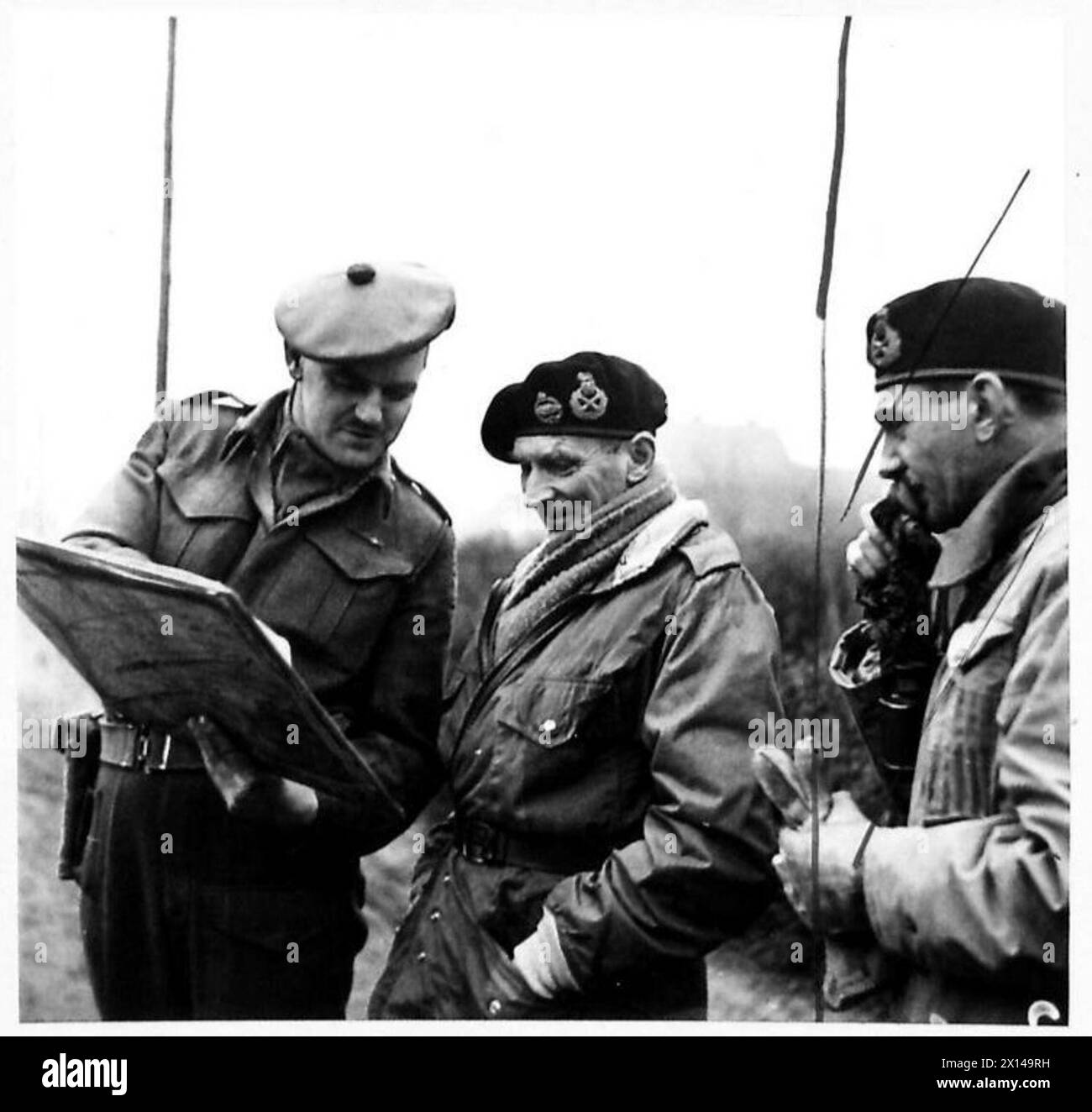 MARÉCHAL MONTGOMERY EN ALLEMAGNE - le maréchal avec le brigadier J.M. Rockingham, DSO, 9e BDE 3e div canadienne au QG BDE de l'Armée britannique, 21e Groupe d'armées Banque D'Images