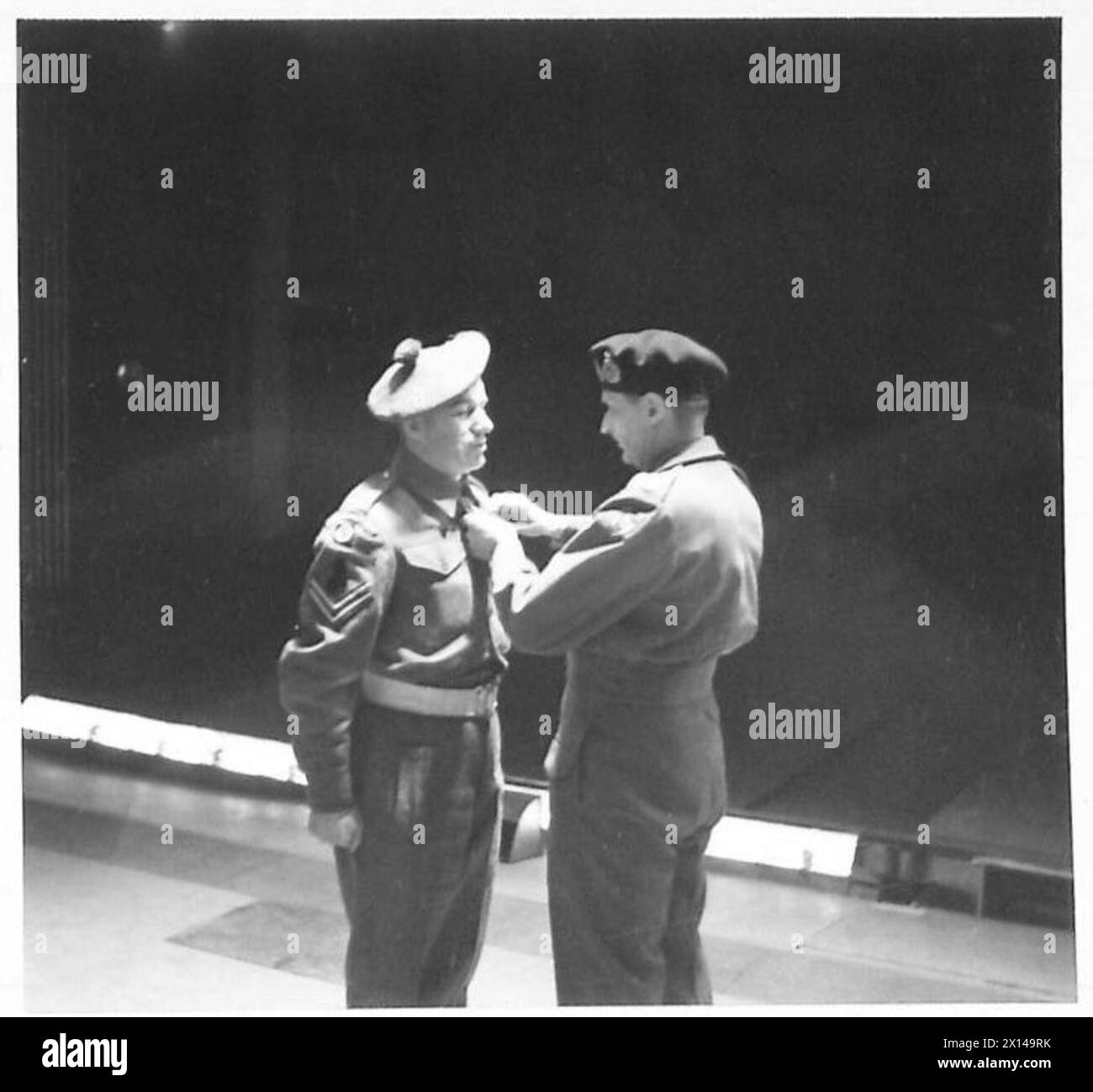 Le caporal A. Dalby, 6 R.S.F, reçoit un prix lors d'une cérémonie d'investiture par le C-in-C à la 15e Division écossaise de l'armée britannique du Rhin. Banque D'Images