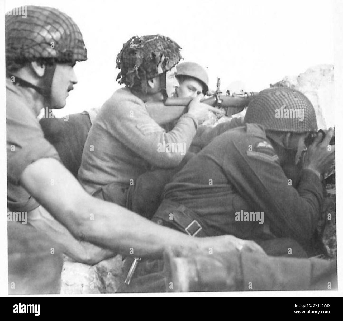 Les parachutistes de l'armée britannique engagent des tireurs d'élite rebelles à l'Acropole en Grèce lors d'opérations militaires. Banque D'Images