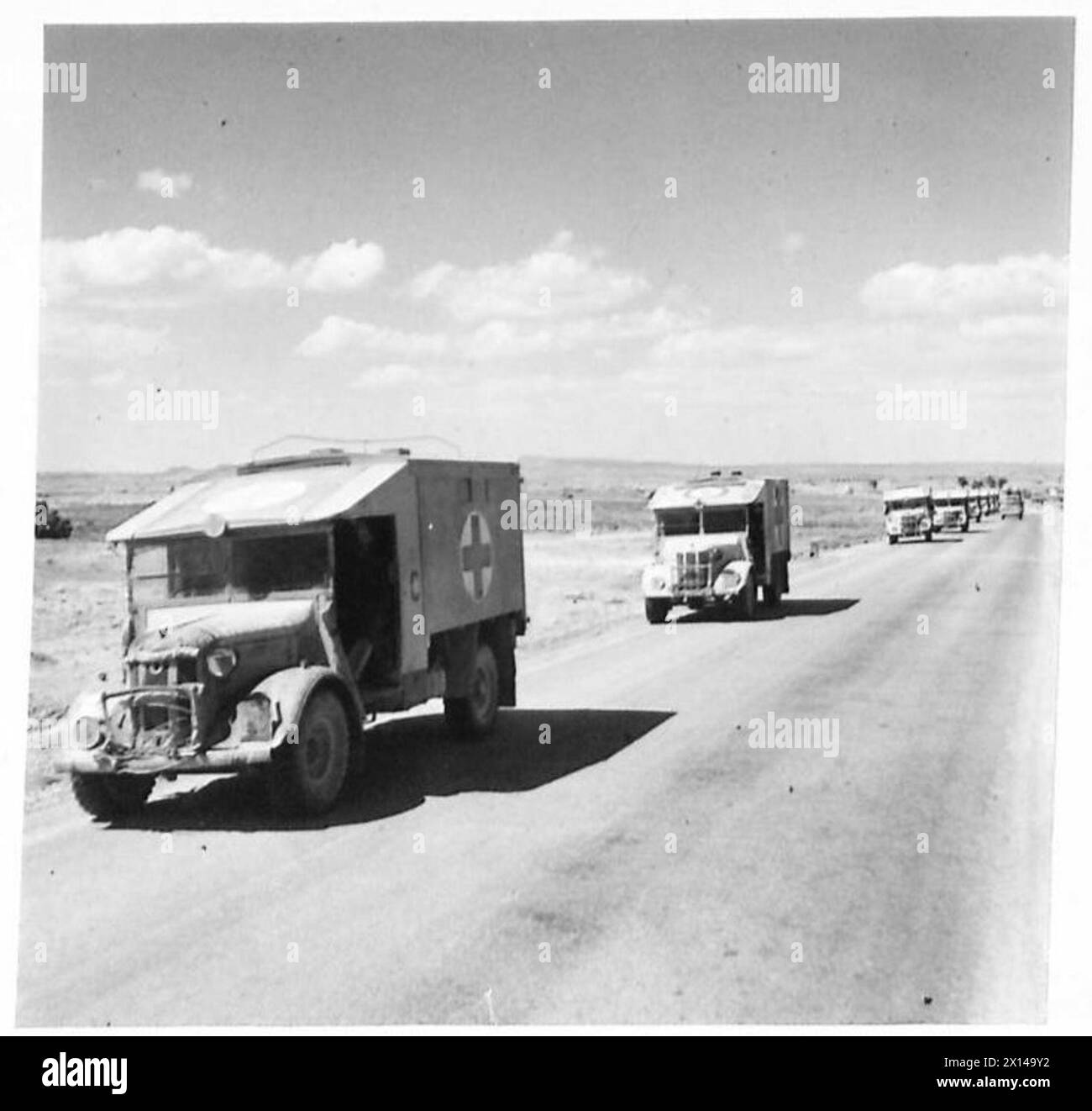 Des ambulances transportent des soldats blessés le long d'une route militaire française dans la région de Gabès lors de la bataille de Gabes Gap. Banque D'Images