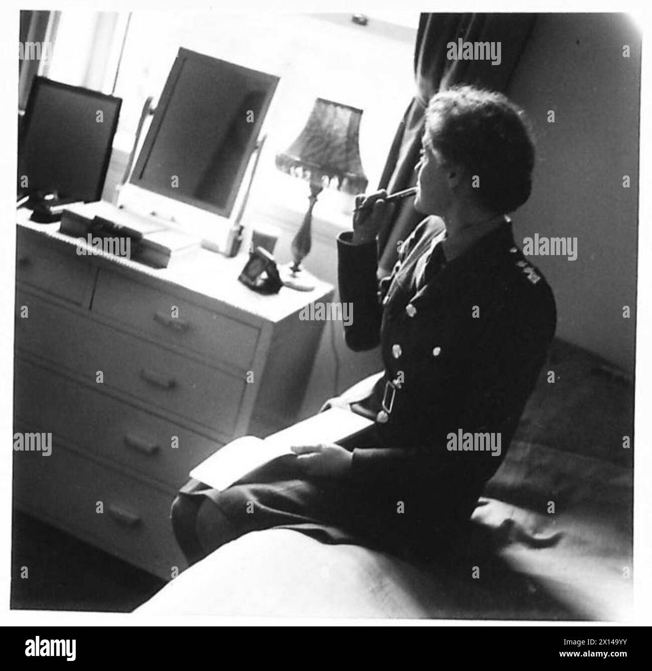 Un officier de l'ATS est photographié dans sa chambre privée au collège à des fins de recrutement et de documentation. Banque D'Images