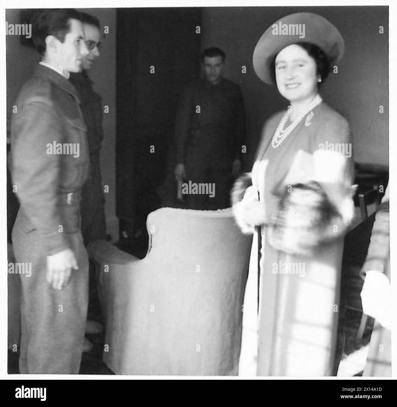 LA REINE VISITE L'HÔPITAL TCHÈQUE - la reine avec quelques-uns des soldats tchèques patients de l'armée britannique Banque D'Images